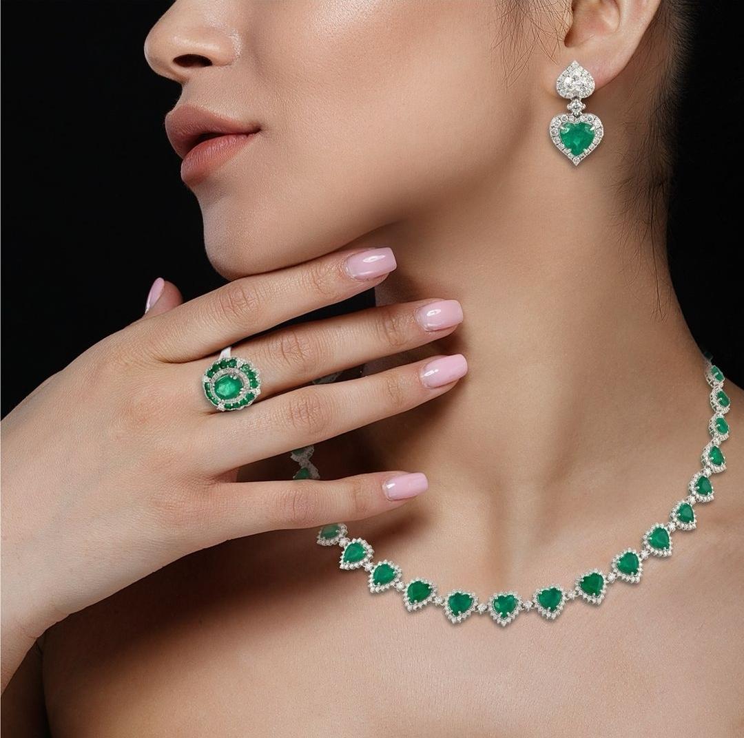 Il seguente articolo che offriamo è questa rara e importante collana con cuore di smeraldo e diamanti in oro 18KT, splendida e scintillante. La collana contiene circa 35 carati di splendidi smeraldi taglio cuore e diamanti taglio rotondo!!! Le