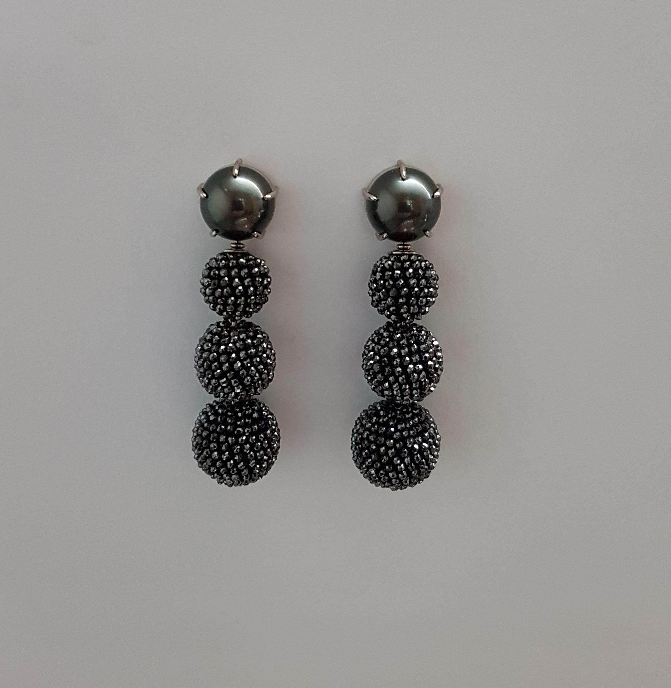 58 Karat Schwarzer Diamant Tahiti Perle Weißgold Handgefertigte abnehmbare Ohrringe (Moderne) im Angebot