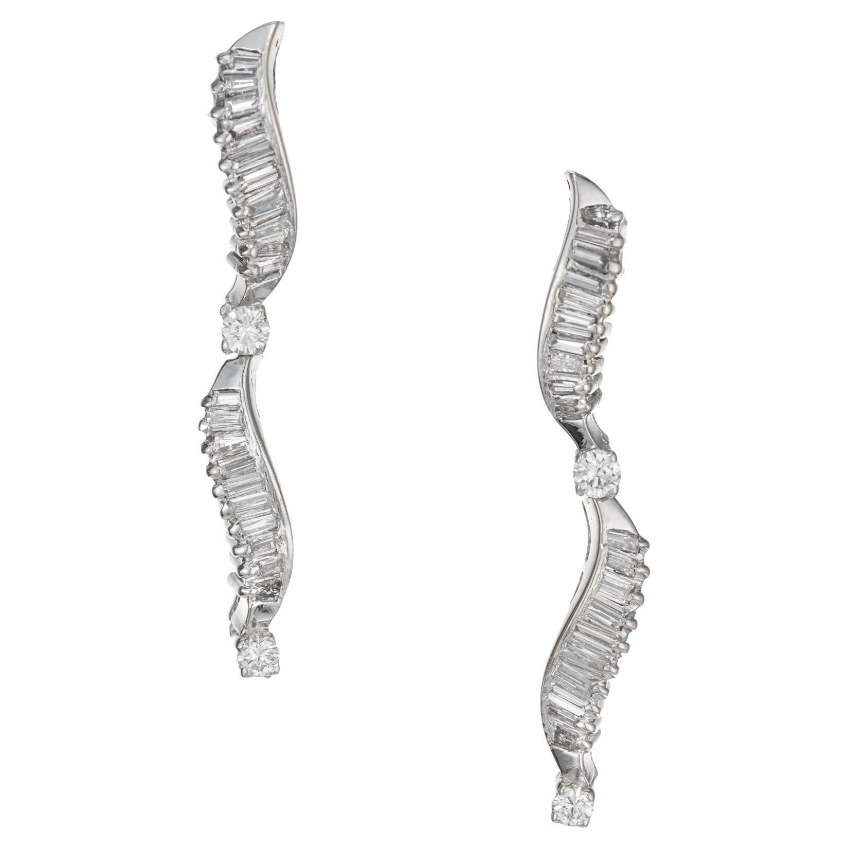 Boucles d'oreilles pendantes en or blanc avec diamant baguette rond de .58 carats en vente