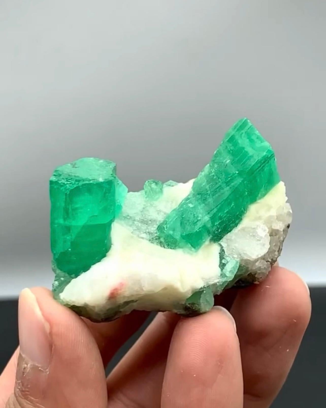 58 Grams Vibrant Green Emerald Crystals On Calcite Matrix From Pakistan In Good Condition For Sale In Peshawar, PK