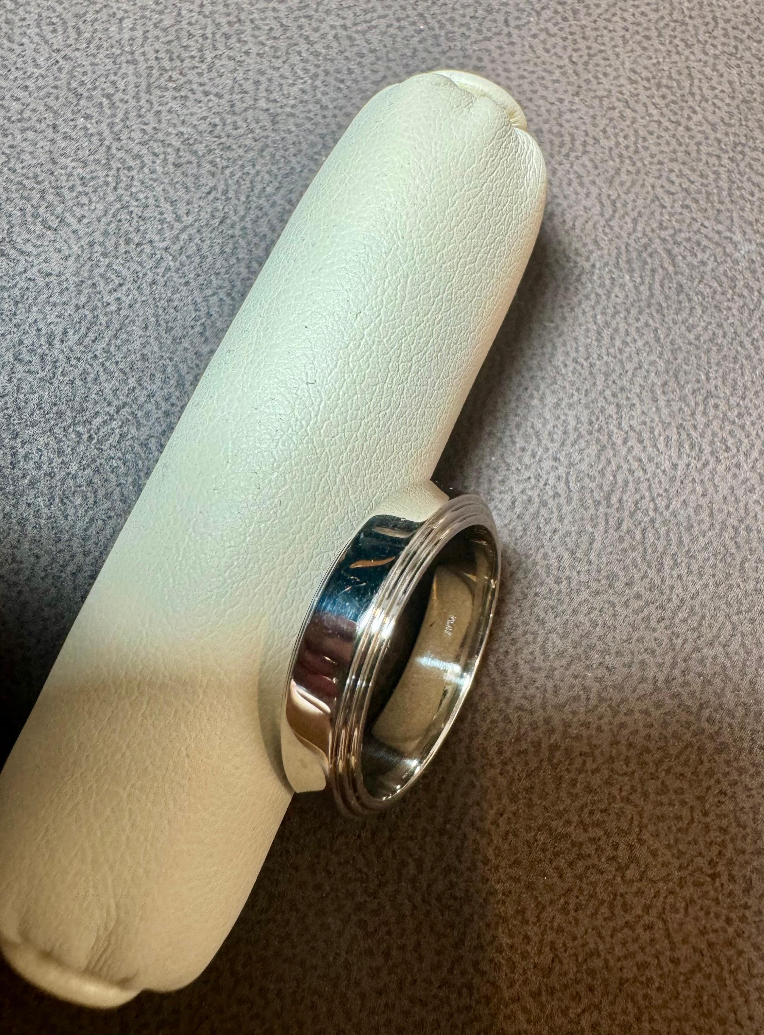 5.8 MM WIDE BEVELED EDGE Platinum Plain Wedding Band Ring 14.5 Grams, Estate In Excellent Condition For Sale In New York, NY