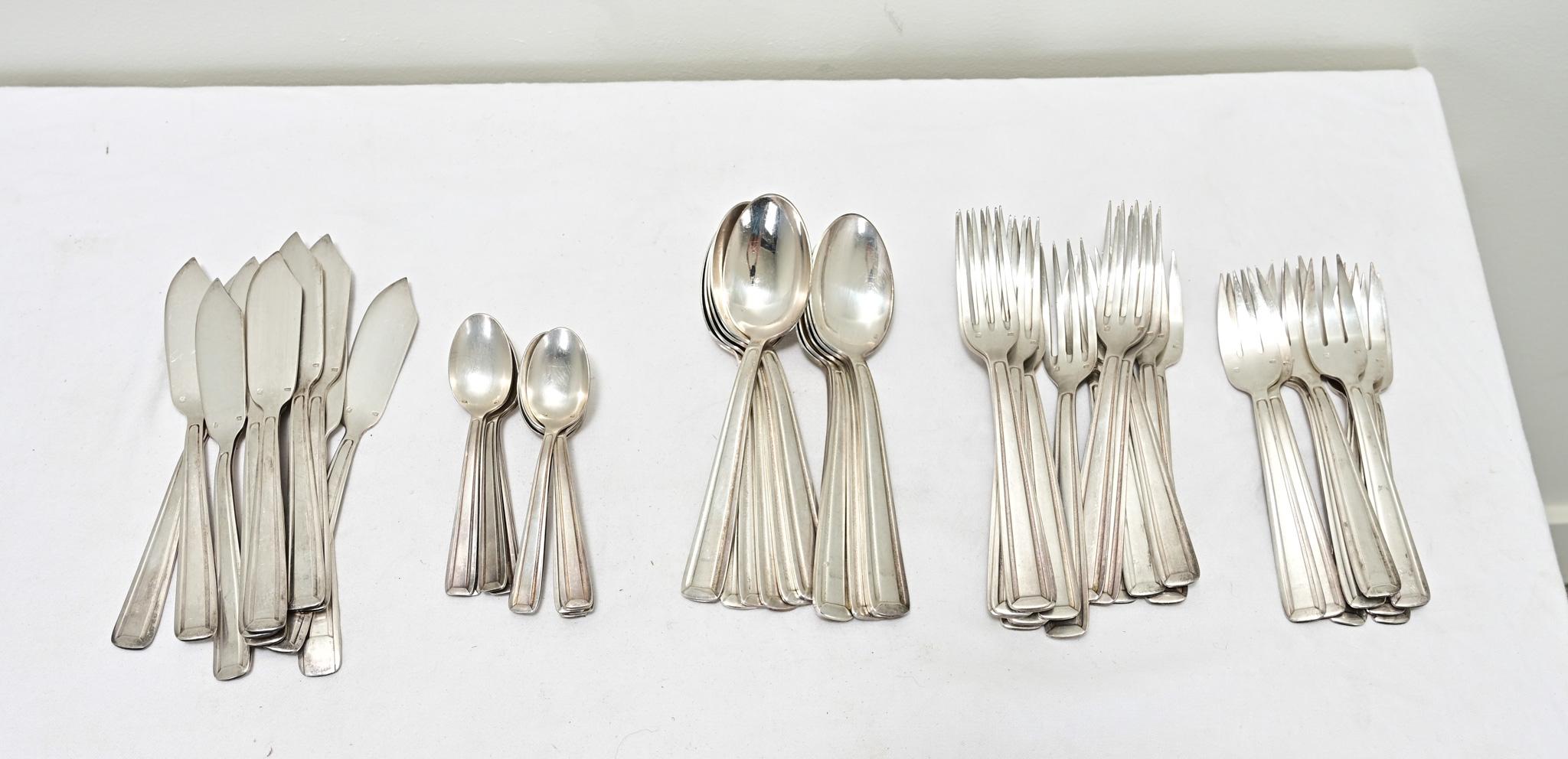 Un service de couverts partiel composé de cinquante-huit couverts en argent. Ce service classique en argent est spécialement conçu pour manger du poisson. Chaque pièce est frappée d'une paire de poinçons prouvant son authenticité. Le service est