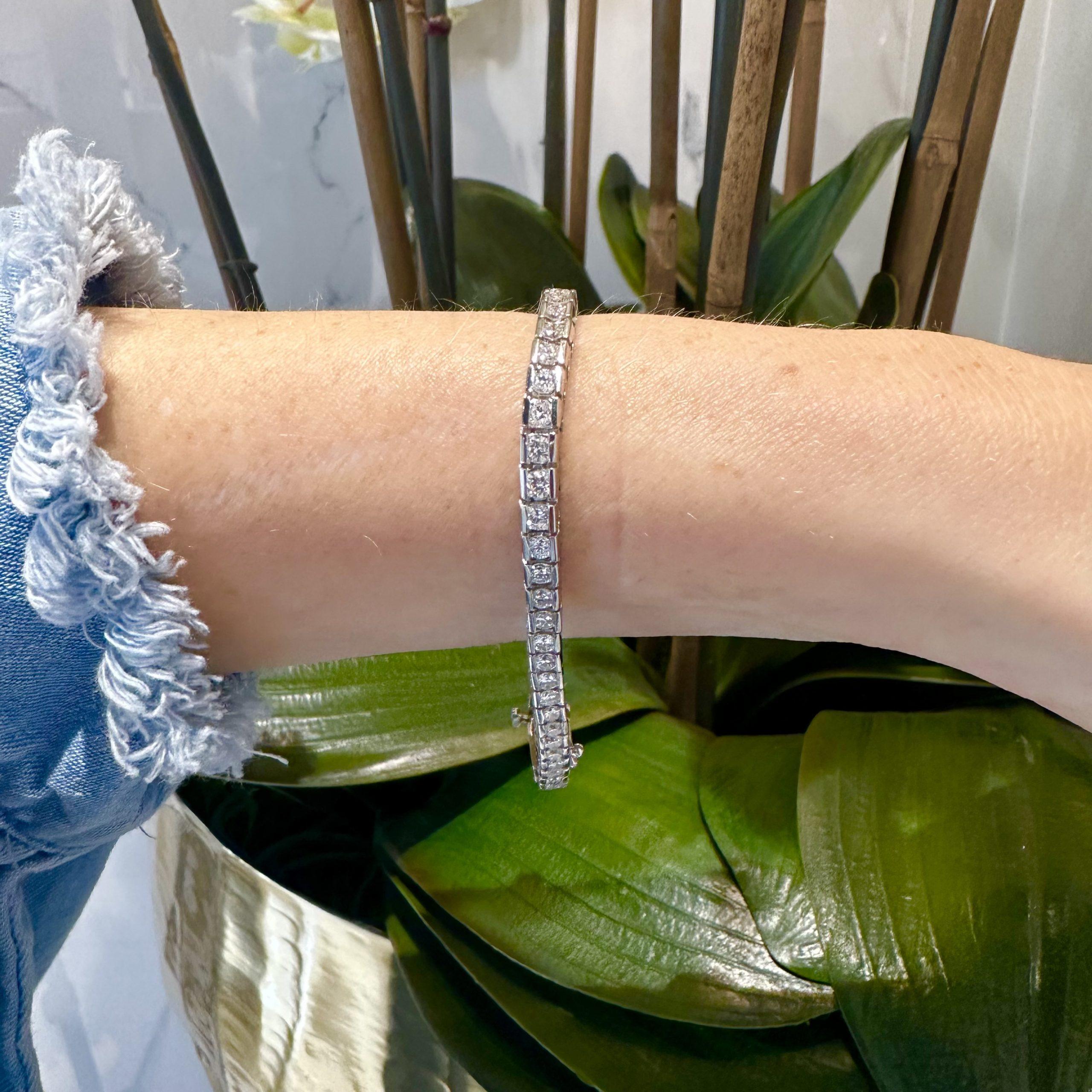 The exquisite 5.8 tcw Fishtail Tennis Bracelet, a stunning piece of jewelry that combines elegance and timeless beauty. Crafted with meticulous attention to detail, this bracelet is designed to adorn your wrist with brilliance and sophistication.