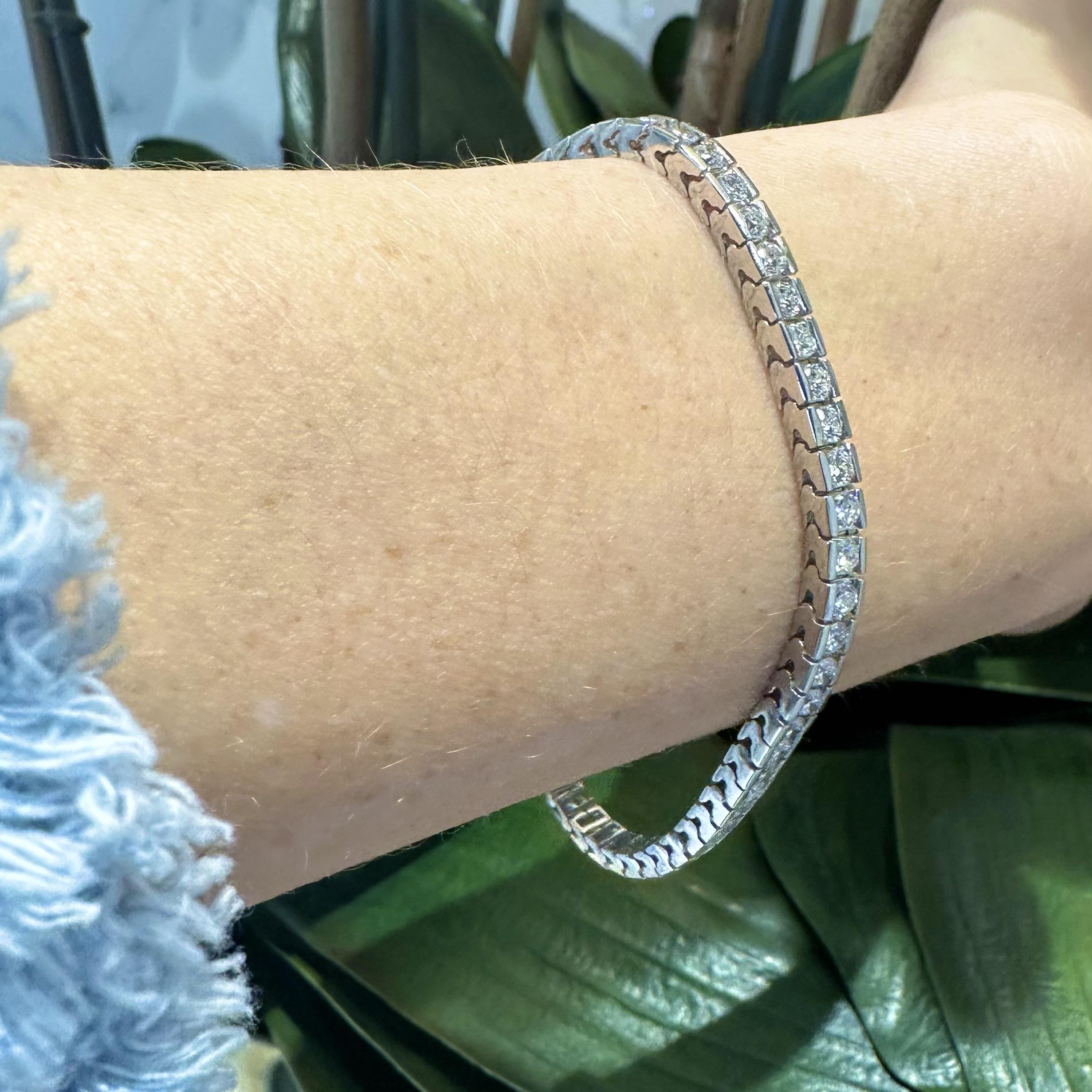 Brilliant Cut 5.8 TCW White Gold Fishtail Tennis Bracelet, 56 Diamonds For Sale