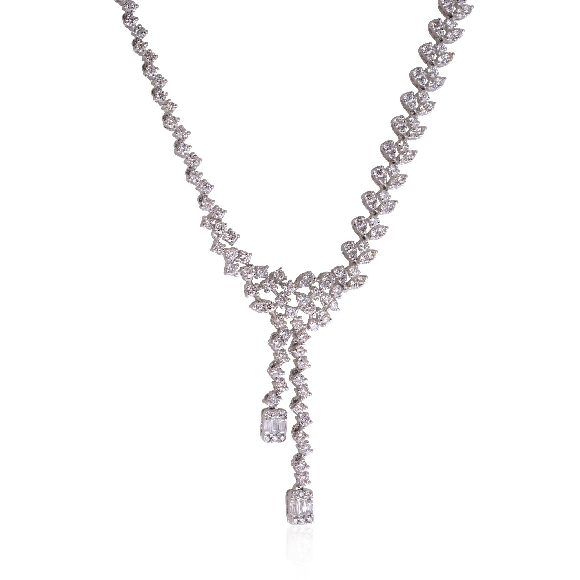 Die Baguette-Diamanten sind fachmännisch in ein Collier im Lariat-Stil eingefasst, das dem Design einen Hauch von Vielseitigkeit und Modernität verleiht. Die Kette hat einen Y-förmigen Fall, wobei ein Ende der Kette durch das andere hindurchgeht. So
