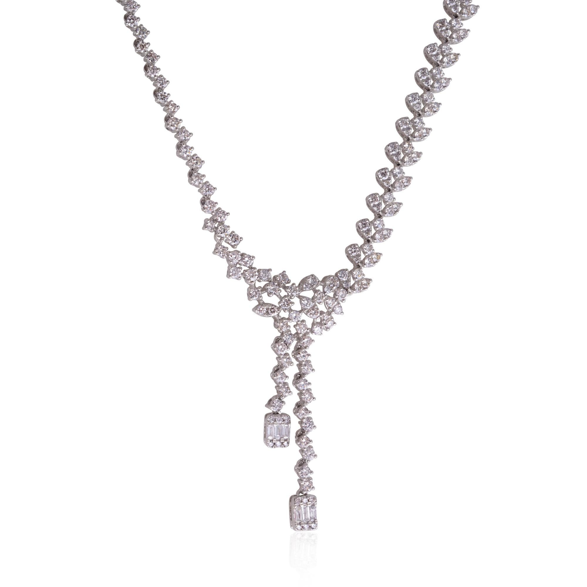 I diamanti baguette sono sapientemente incastonati in una collana stile lariat, che aggiunge un tocco di versatilità e modernità al design. Lo stile lariat è caratterizzato da una goccia a forma di Y, con un'estremità della catena che passa