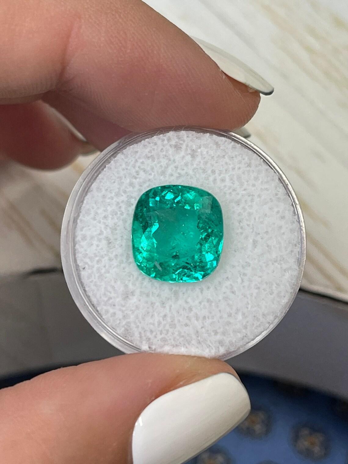 5.80 Carat Certified Fine Bluish Green Colombian Emerald - Chivor Cushion Cut In New Condition For Sale In Jupiter, FL