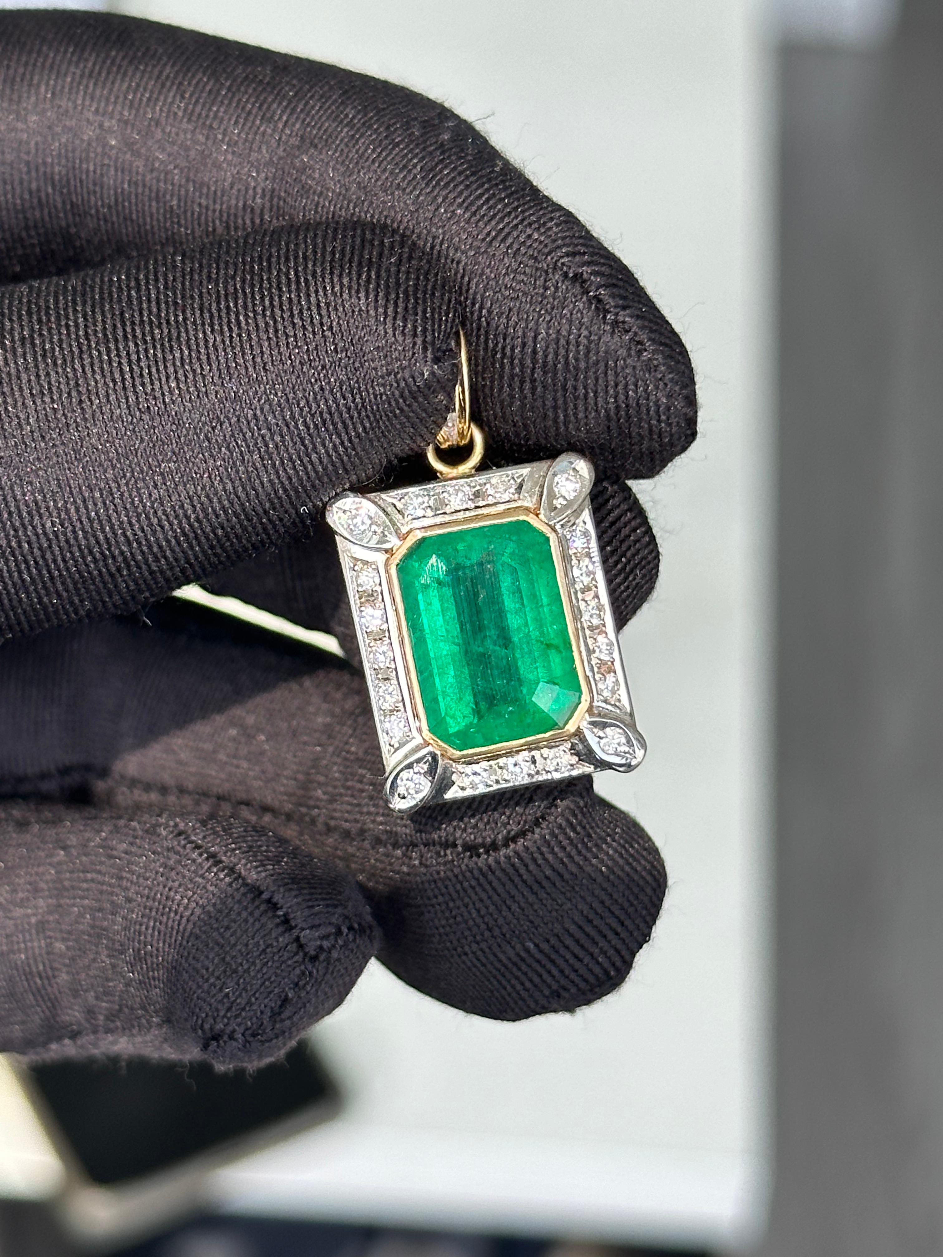 Art Déco Ciondolo cocktail con smeraldo colombiano e diamanti da 5,80 carati in vendita