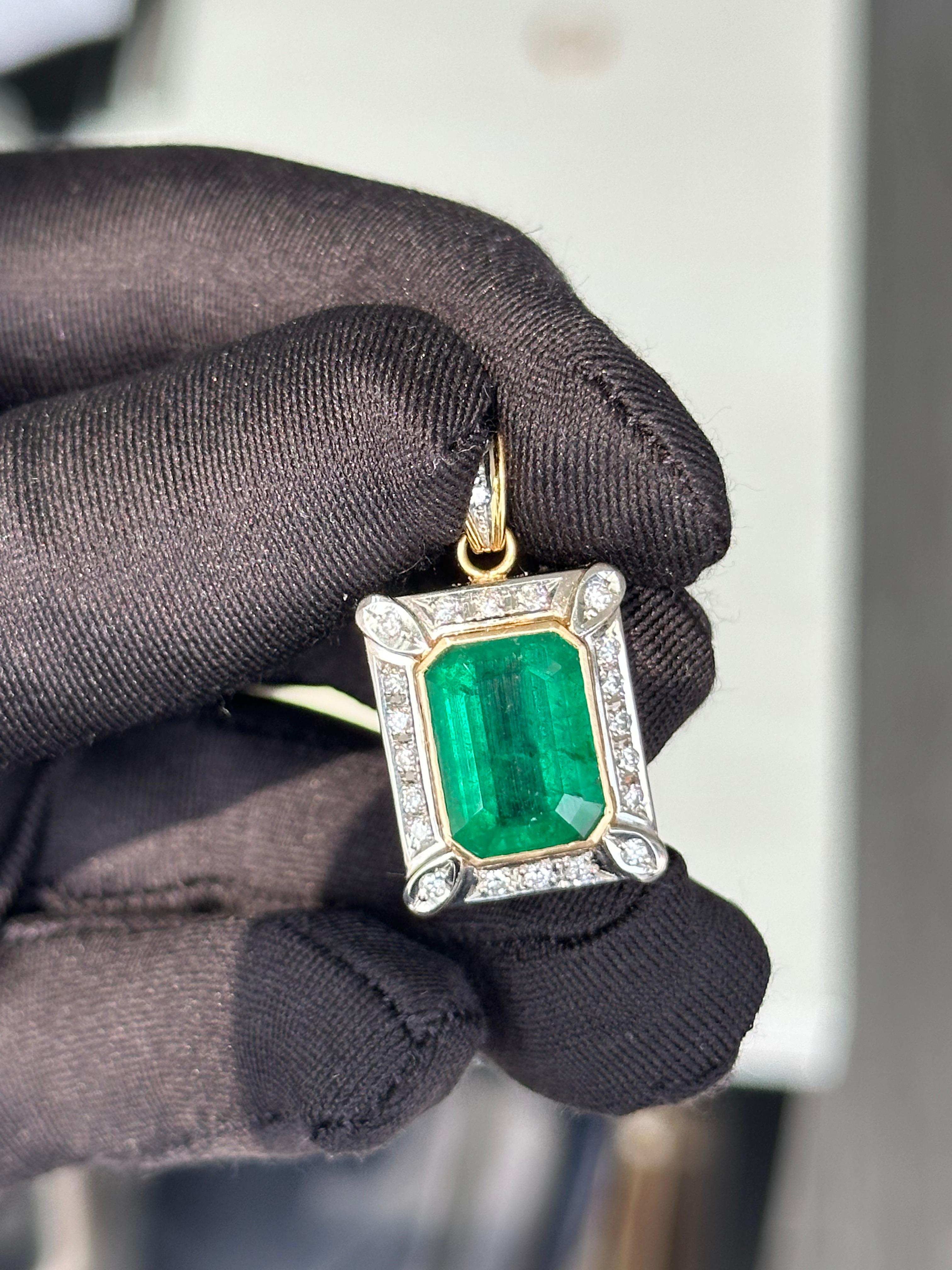 Taglio smeraldo Ciondolo cocktail con smeraldo colombiano e diamanti da 5,80 carati in vendita