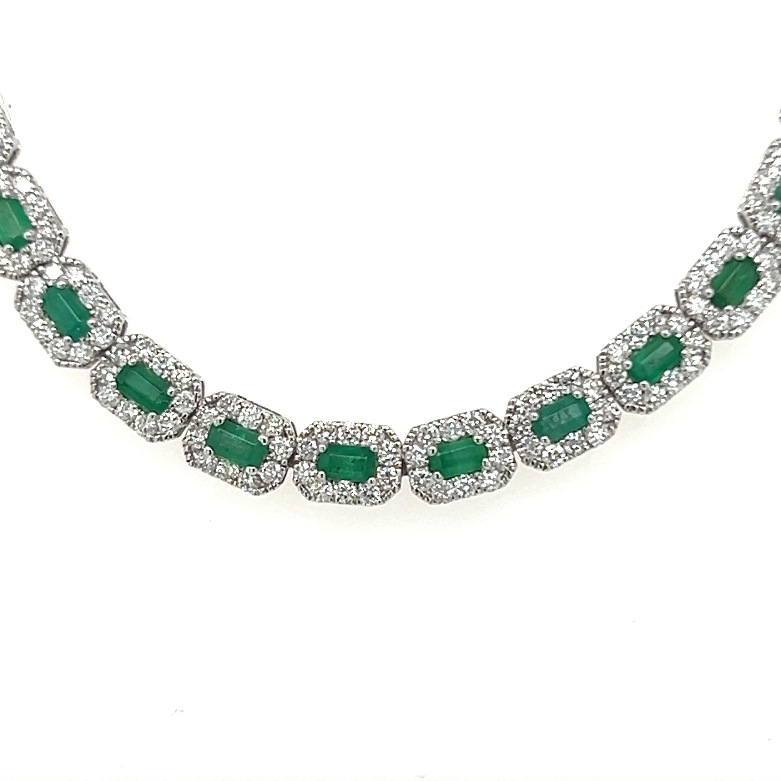 Elegant collier d'émeraudes et boucles d'oreilles. Haute brillance, taille émeraude,  Émeraudes naturelles de 5,80 carats de couleur vert gazon, rehaussées de diamants ronds de taille brillant. Ensemble assemblé à la main en or blanc 14 carats,