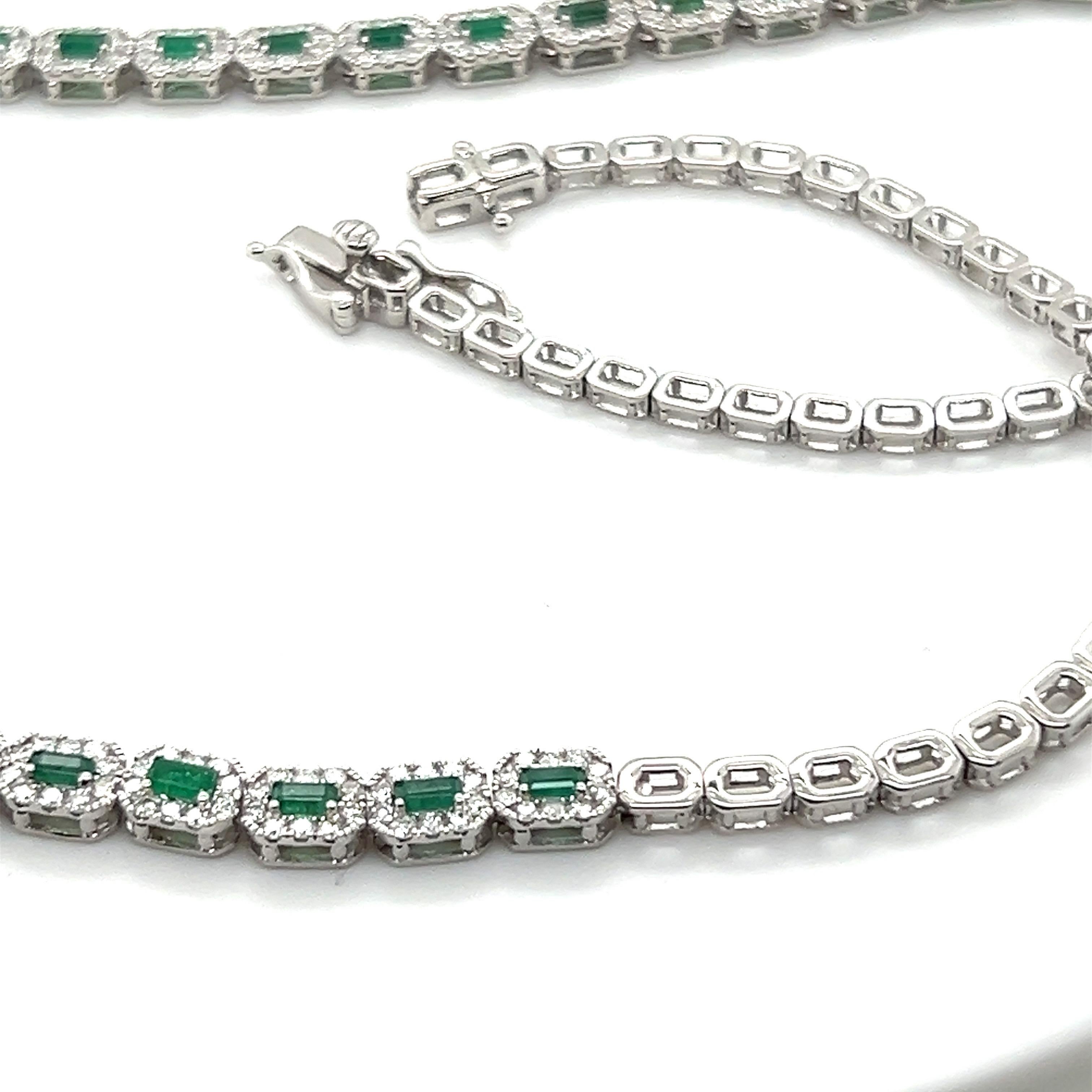 Set aus 5,80 Karat Smaragd-Halskette und Ohrringen (Smaragdschliff) im Angebot