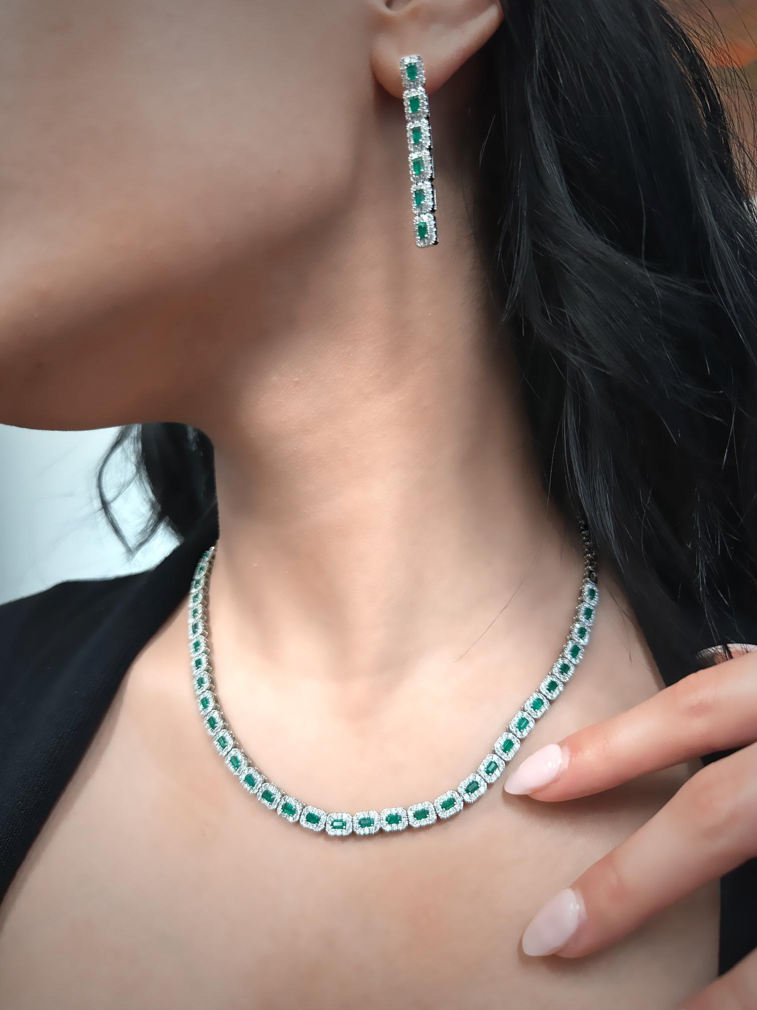 5.80 Carat Emerald Necklace Earrings Set For Sale 1