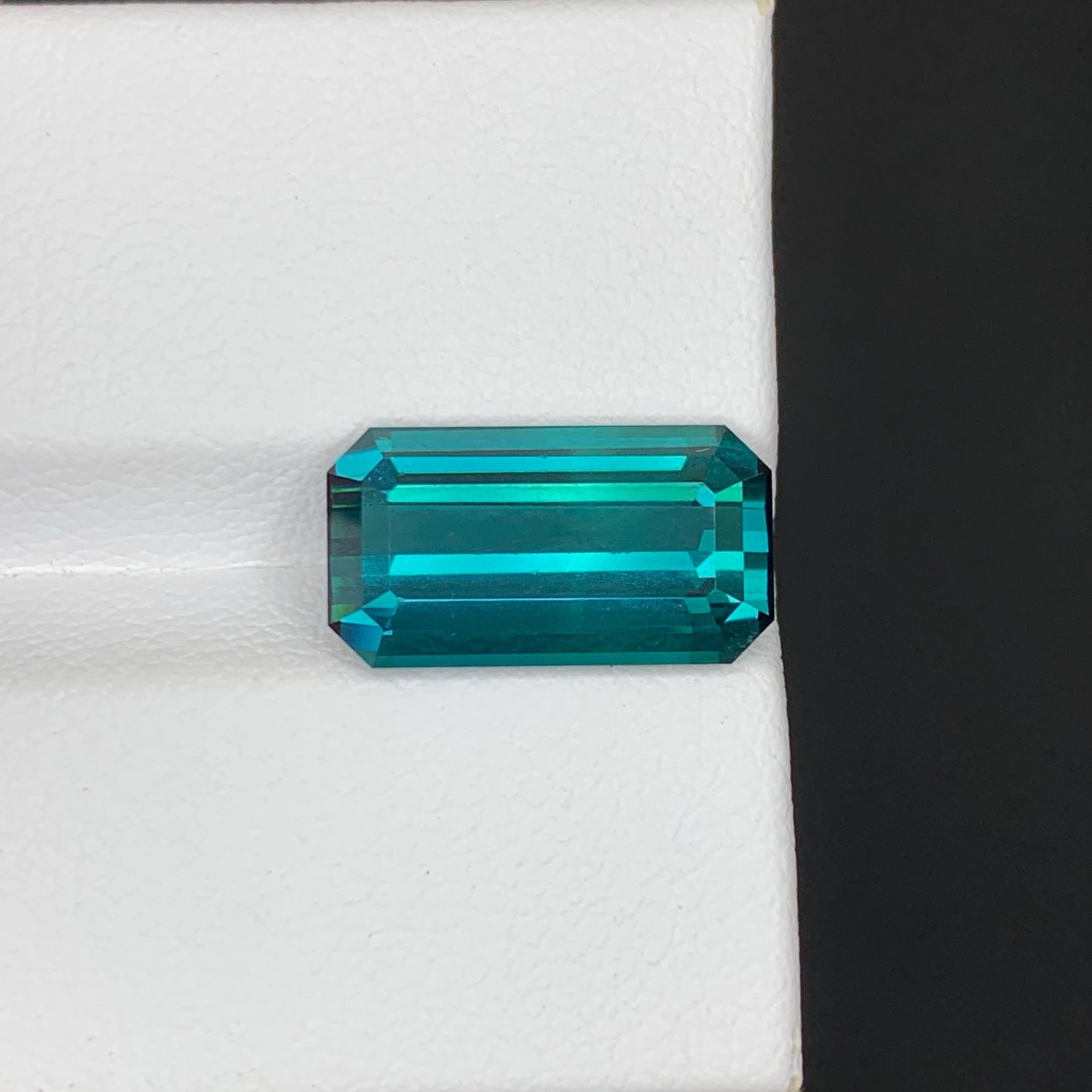 Poids 5,80 carats 
Dimensions 14.5x7.9x5.6mm
Traitement Aucun 
Origine afghane 
Clarity Loup Clean 
Forme Coupe Émeraude 




Cette tourmaline bleue naturelle de 5,80 carats a été taillée dans une taille émeraude nette et élégante qui met en valeur