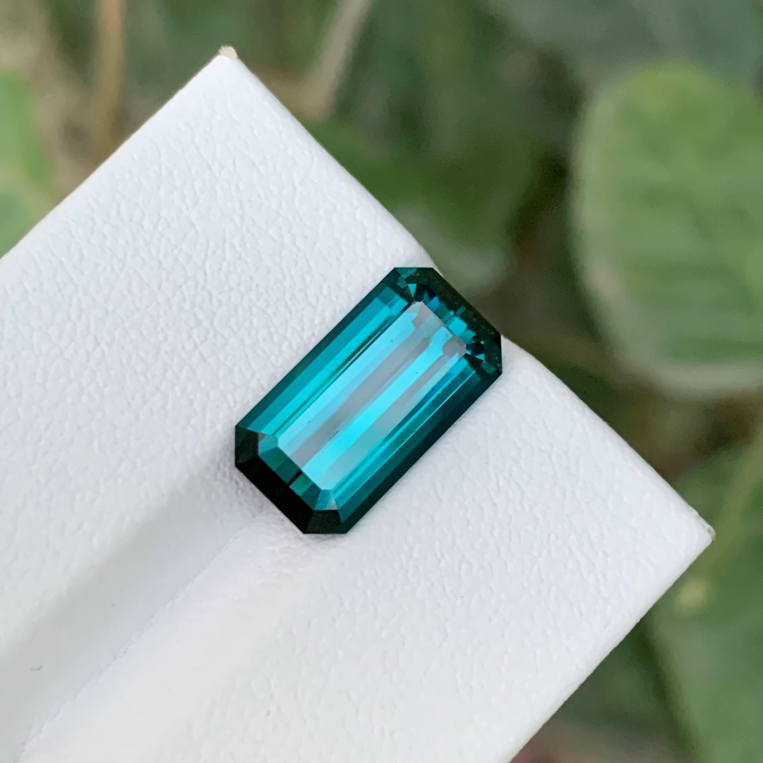 Moderne 5.80 Carat Natural Loose Blue Color Tourmaline Emerald Cut Afghan Gemstone (pierre précieuse afghane) en vente