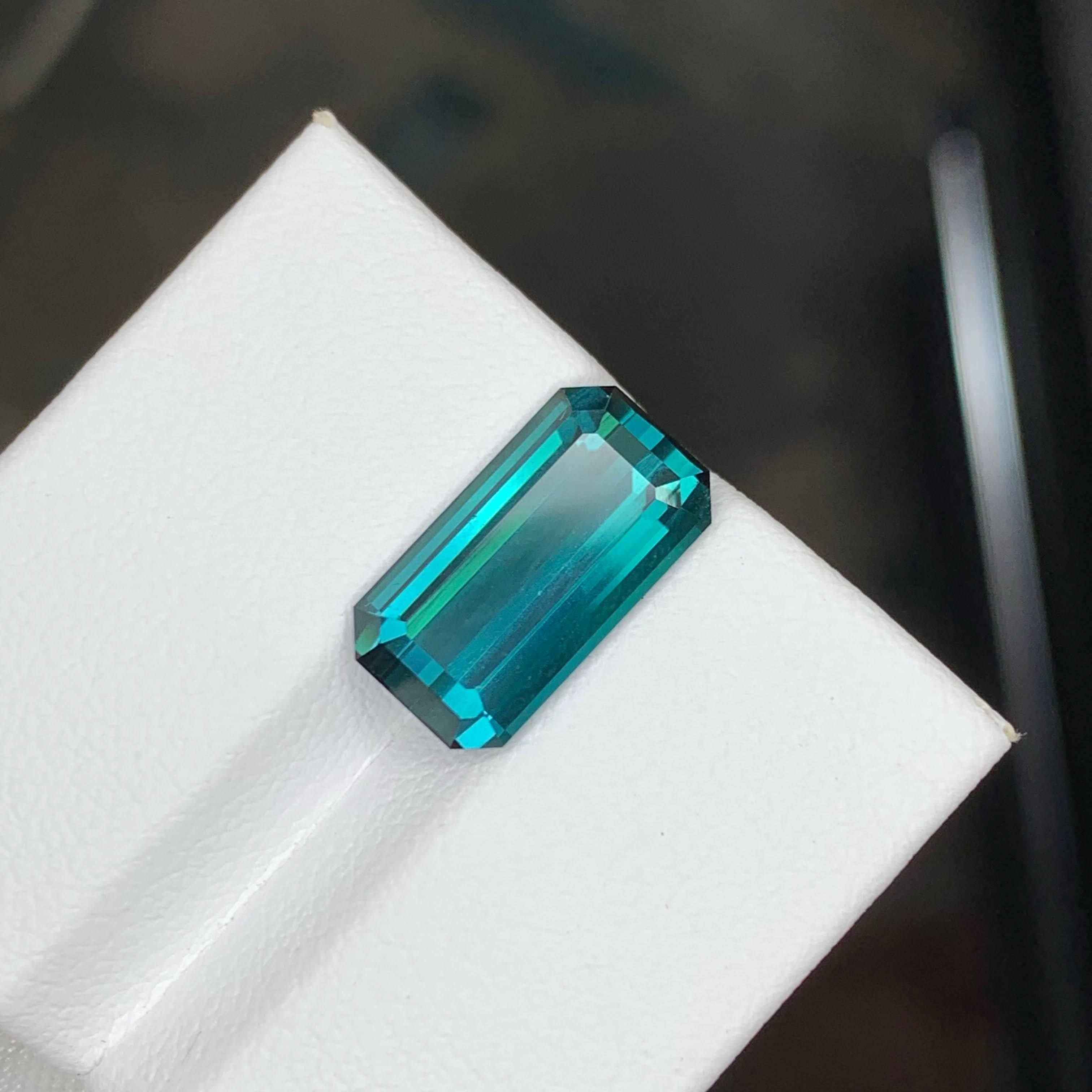 5.80 Carat Natural Loose Blue Color Tourmaline Emerald Cut Afghan Gemstone (pierre précieuse afghane) Unisexe en vente