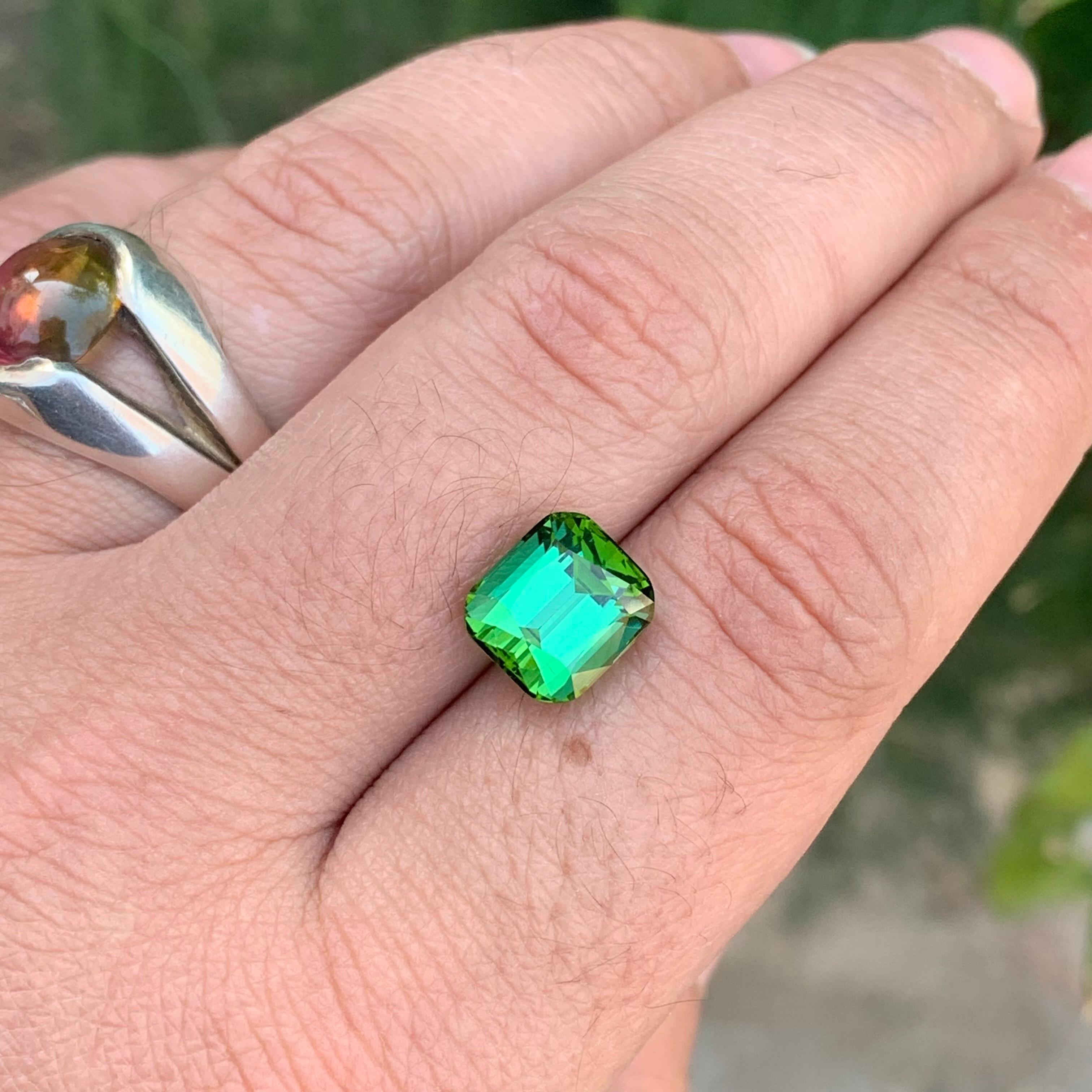 5.80 Carat Natural Loose Green Tourmaline Cushion Shape Gemstone (Tourmaline verte en forme de coussin) Unisexe en vente