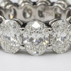 Alliance « Eternity » en or blanc 18 carats sertie d'un diamant ovale de 5,80 carats