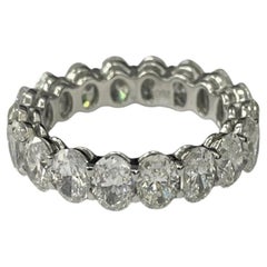 Alliance « Eternity » en or blanc 18 carats sertie d'un diamant ovale de 5,80 carats