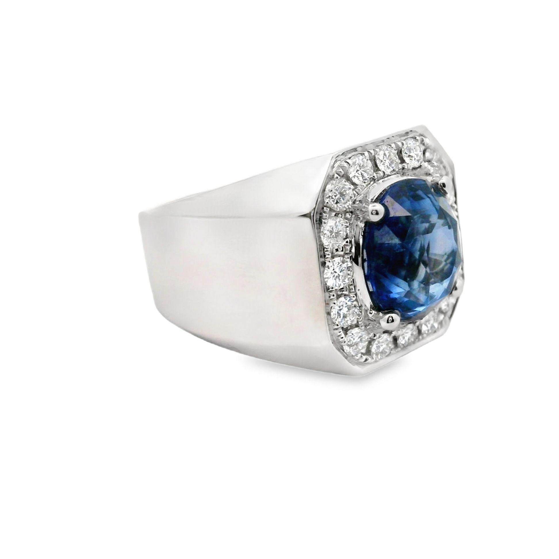 Un magnifique saphir de forme ovale pesant 5,80 carats occupe le devant de la scène ! Il est d'un bleu riche et intense qui appartient à la catégorie 