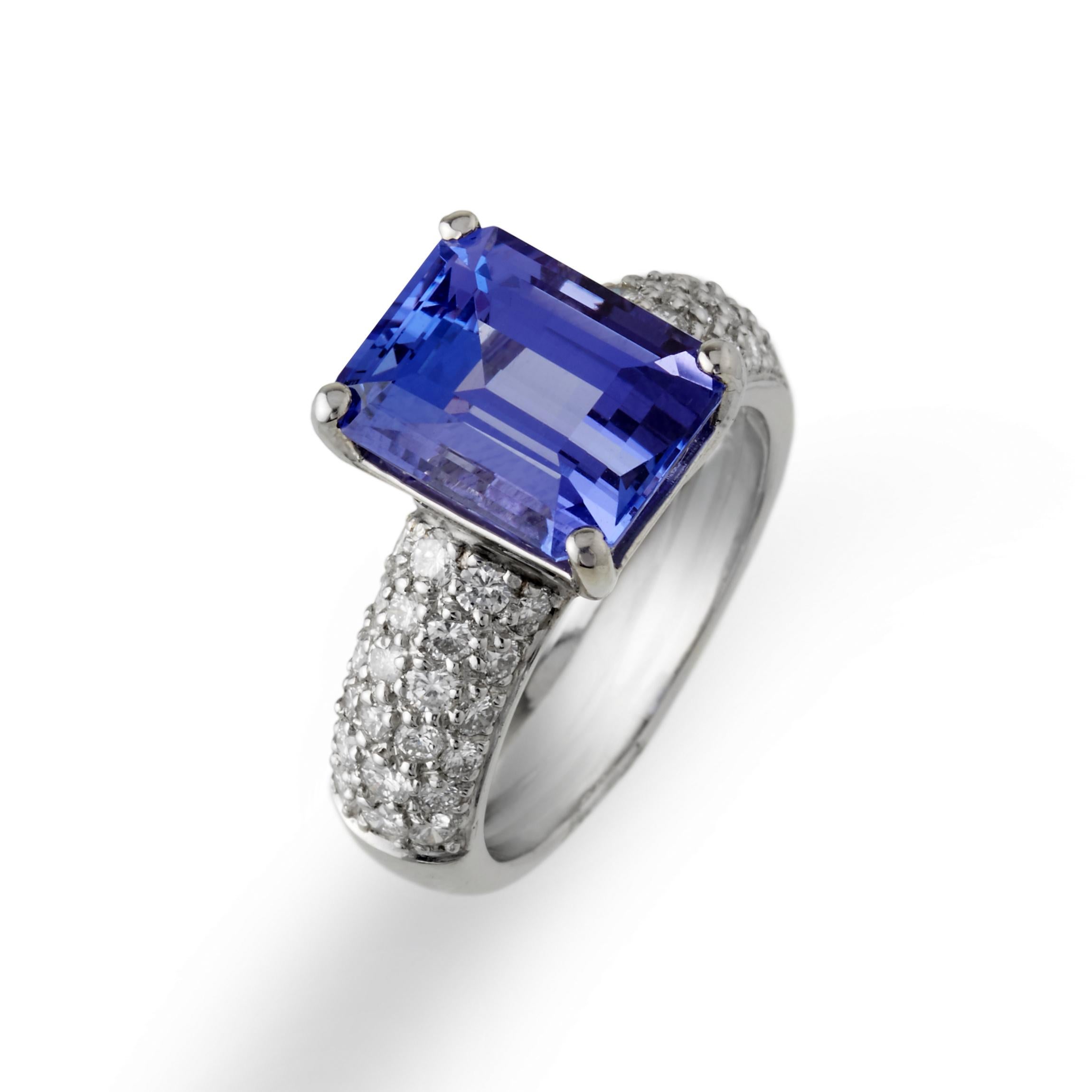 Dieser erhabene Tansanit von 5,80 ct. ist über einem feinen, mit weißen Diamanten besetzten Platinring gefasst. Der Ring ist so schlicht, dass man ihn täglich tragen kann, aber der blaue Farbton setzt ein subtiles Zeichen. Dieser schlichte, aber