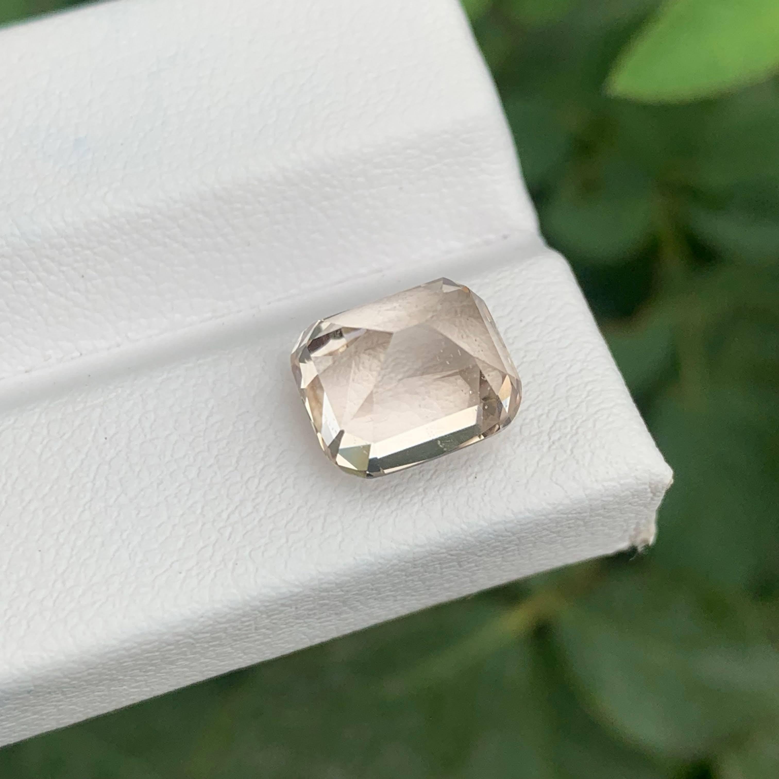 Moderno 5.80 carats Quality Topaz Stone Cushion Cut Natural Pakistani Gemstone in vendita