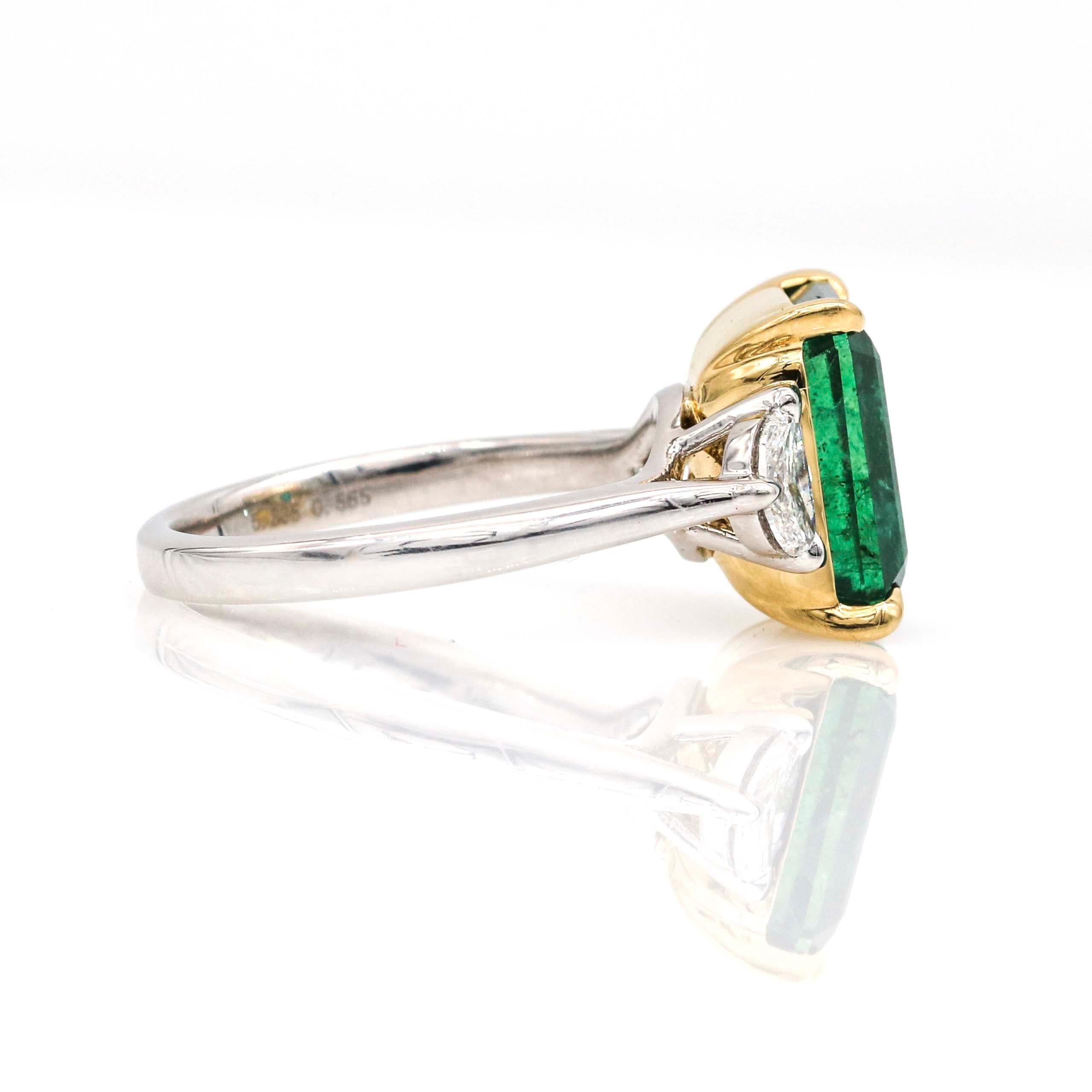 Statement-Ring aus Platin und 18 Karat Gelbgold mit 5,80 Karat Smaragd und Diamant (Smaragdschliff) im Angebot