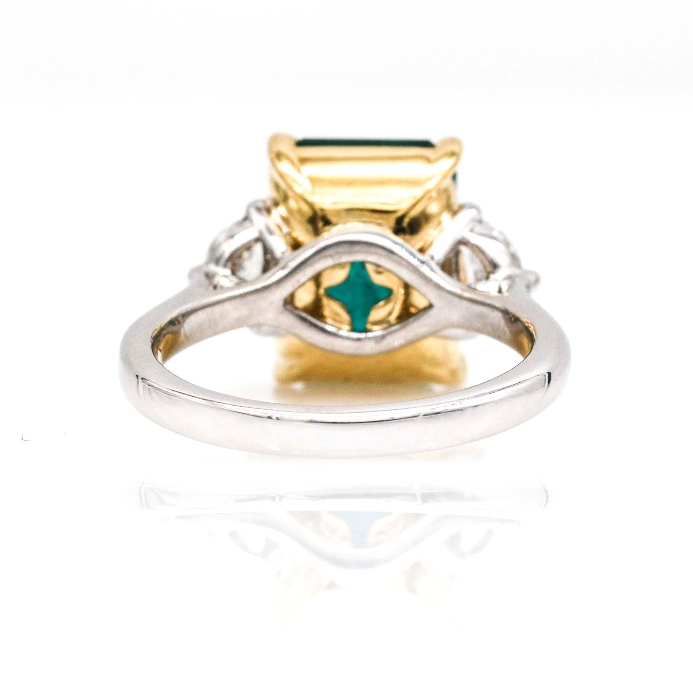 Statement-Ring aus Platin und 18 Karat Gelbgold mit 5,80 Karat Smaragd und Diamant im Zustand „Hervorragend“ im Angebot in Boca Raton, FL