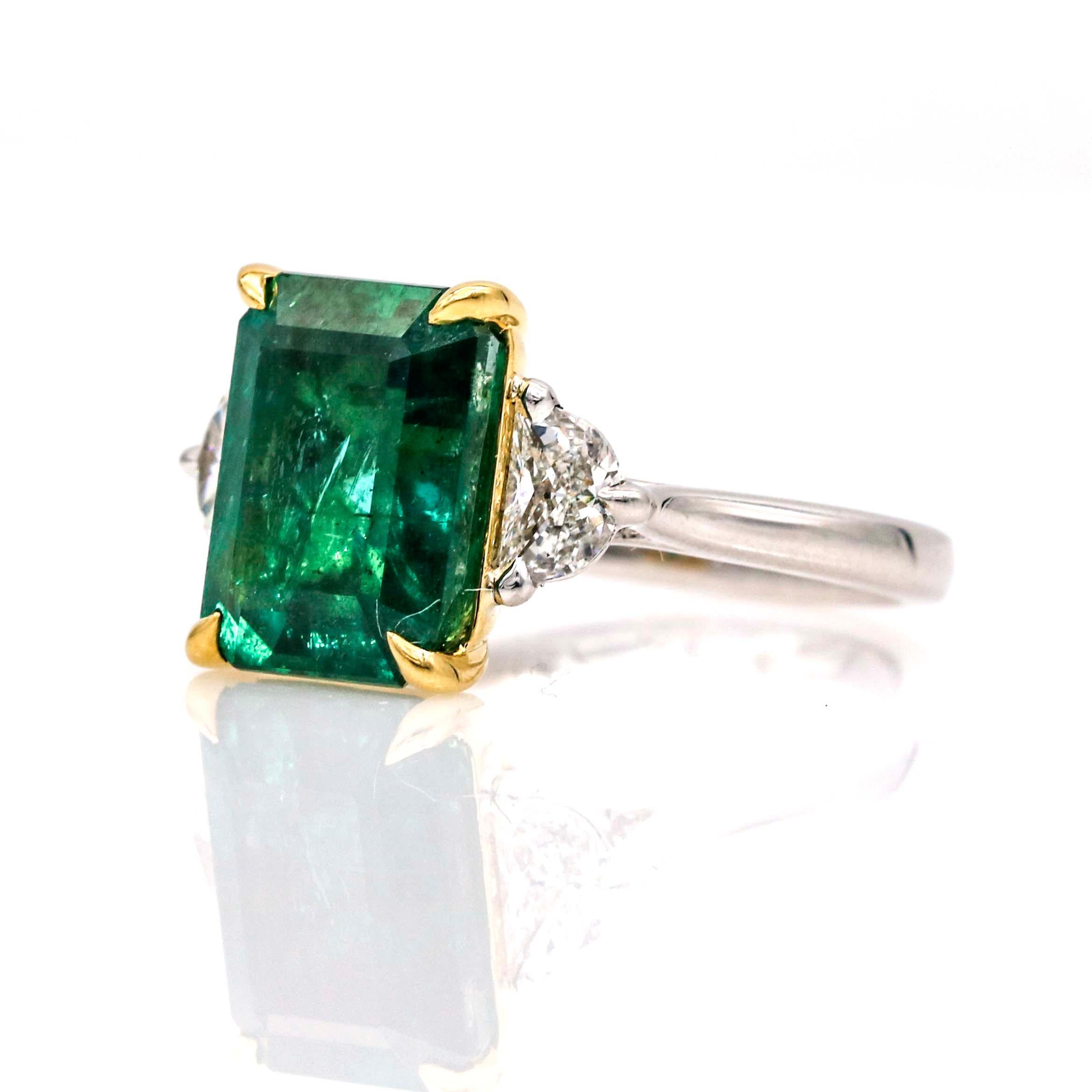 Statement-Ring aus Platin und 18 Karat Gelbgold mit 5,80 Karat Smaragd und Diamant Damen im Angebot