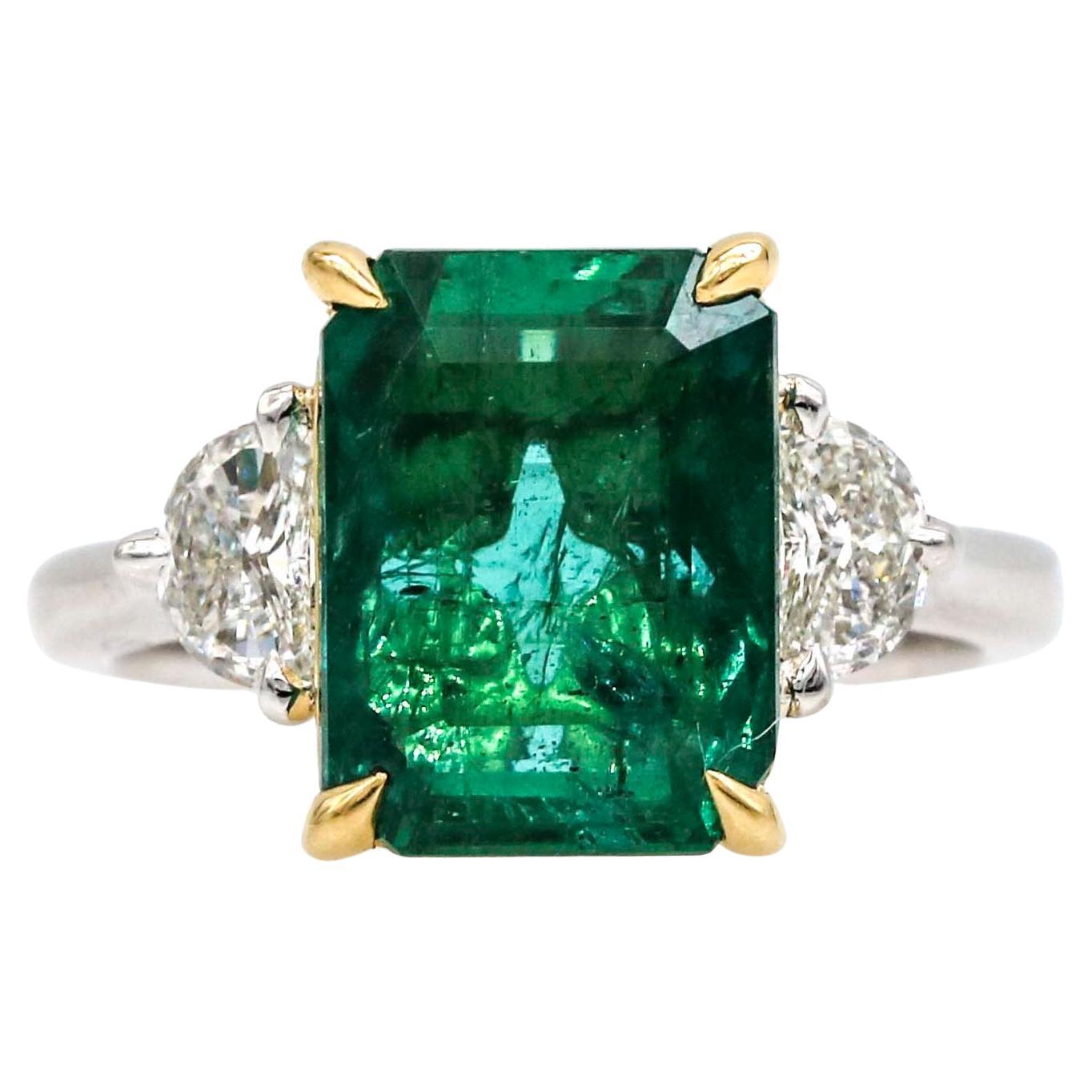 Statement-Ring aus Platin und 18 Karat Gelbgold mit 5,80 Karat Smaragd und Diamant im Angebot