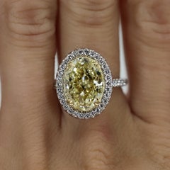 Anello ovale giallo chiaro da 5,80 carati