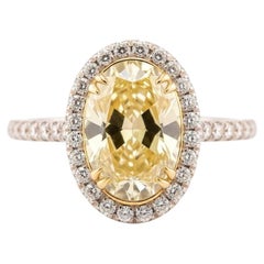 Anello ovale giallo chiaro da 5,80 carati