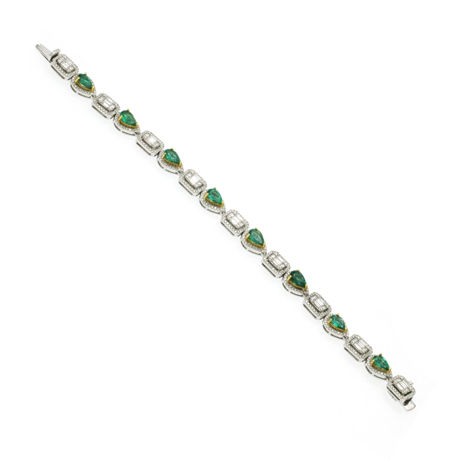 5.80 CT Natural Emerald & 4.58 CT Diamonds on 18K White Gold Bracelet In Excellent Condition For Sale In Los Angeles, CA