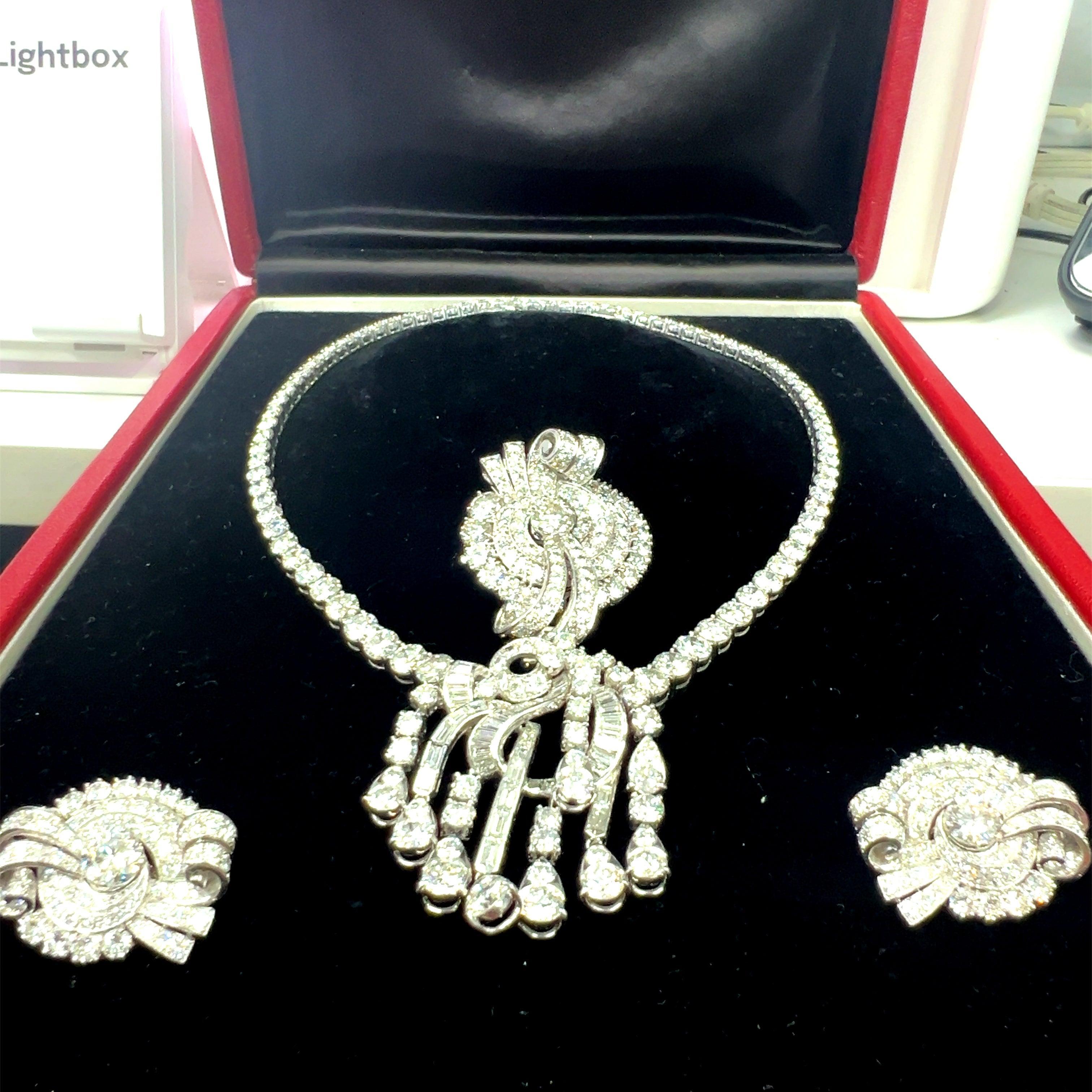 Titolo:
58,05 carati di diamante tondo Brilliante G VS1 in oro bianco 18 carati Collana di pietre preziose A. Stone


Stile:
A. Stone


Metallo:
Oro bianco 18 carati


Gemma 1:
Diamante da 58,05 carati


Numero di