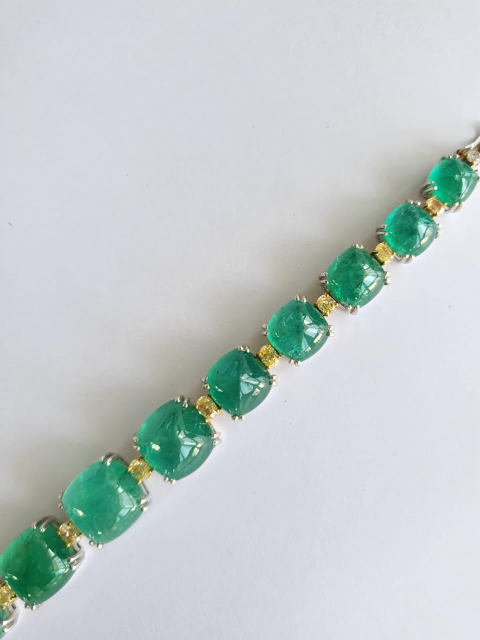 58.07 Carats, Natural Zambian Sugarloaf Emerald & Yellow Diamonds Link Bracelet In New Condition For Sale In Hong Kong, HK
