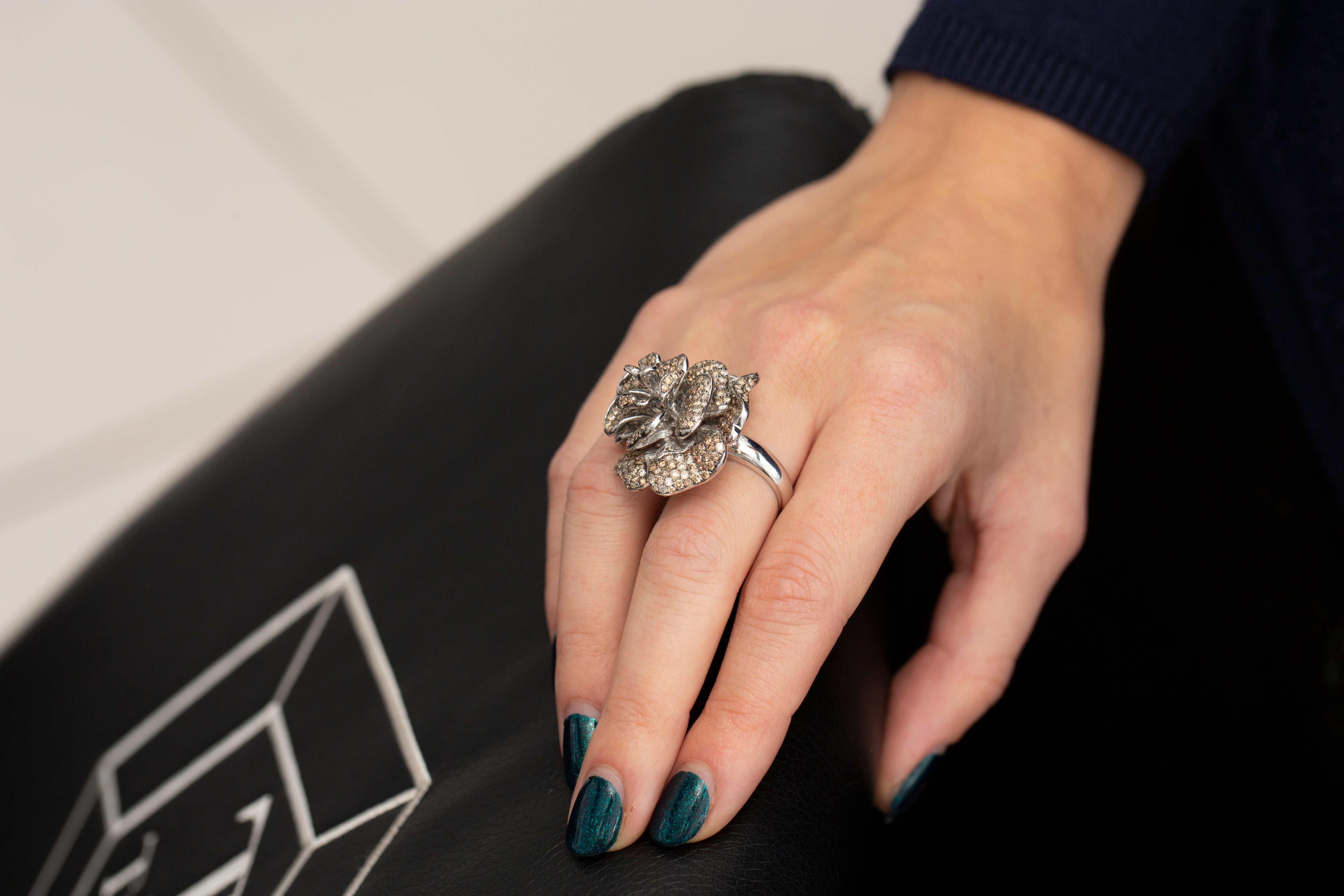 Cocktailring mit 5,81 Karat braunem Diamanten in Blumenform aus 18 Karat Weißgold im Angebot 1