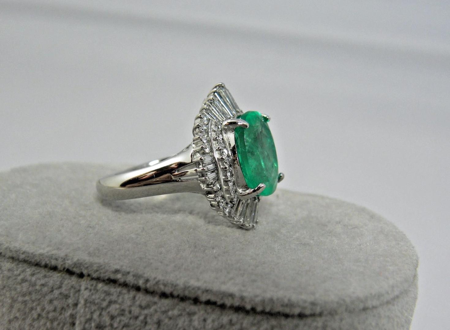 Emeralds Maravellous Vintage Colombian Emerald Diamond Engagement Platinum Ring For Sale 4