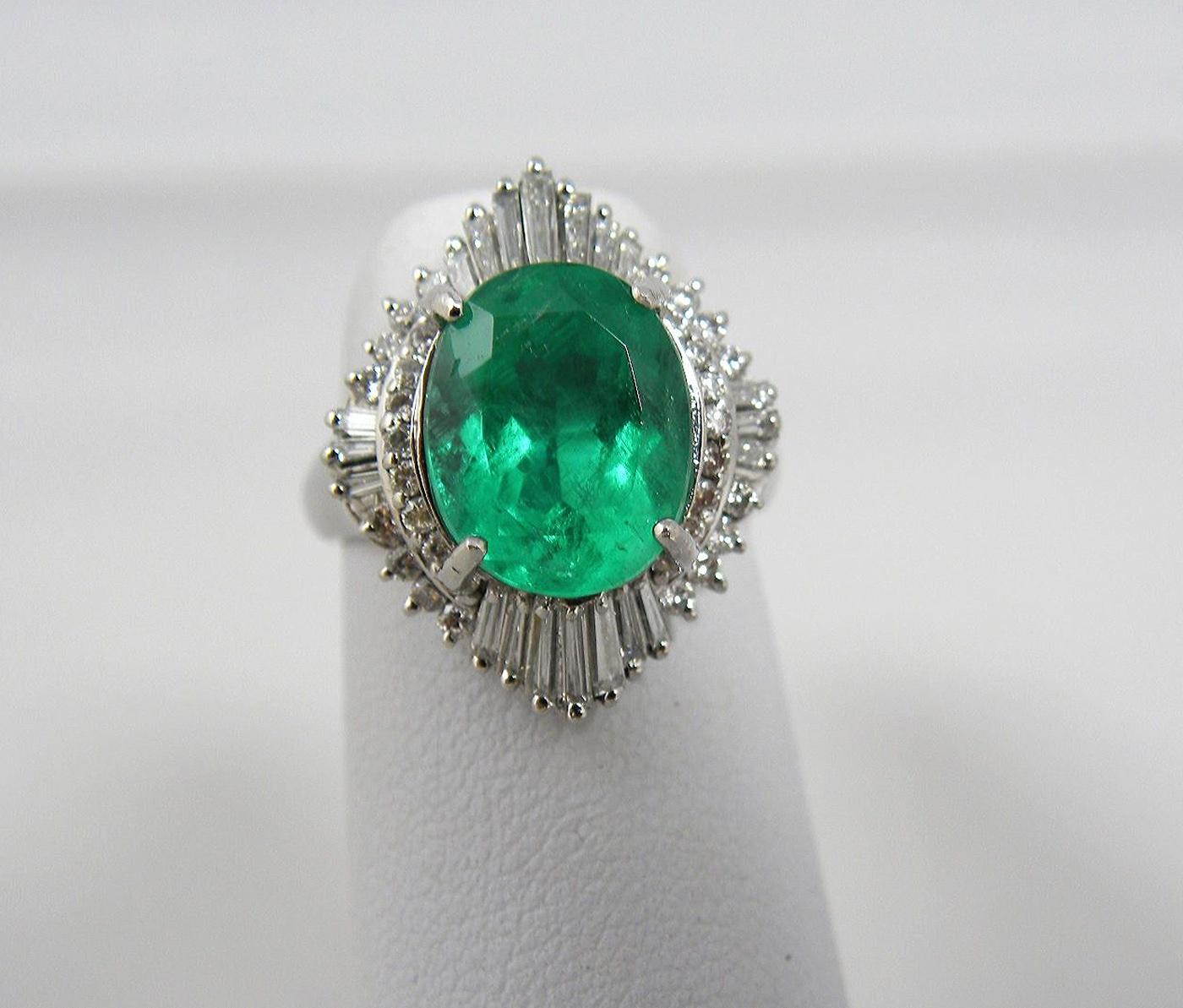 Stunning 5.81 Carat Fine Colombian Emerald Diamond Platinum Engagement Estate Engagement Wedding Ring
The Emerald Platinum ring is composed by a 5.00 carat natural Colombian Emeralds oval cut at the center surround by baguette diamonds 0.81 carat.