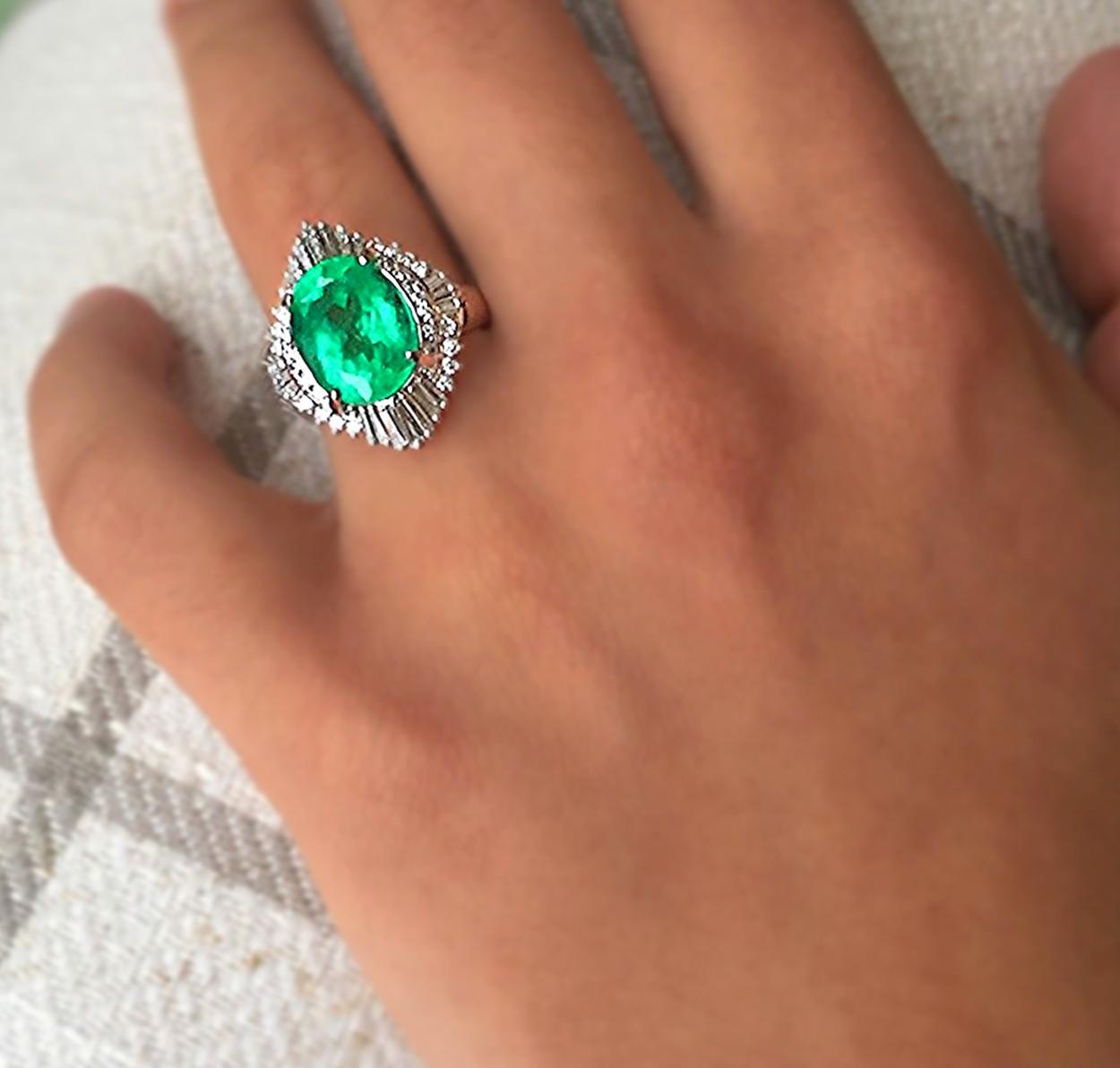 Emeralds Maravellous Vintage Colombian Emerald Diamond Engagement Platinum Ring For Sale 2