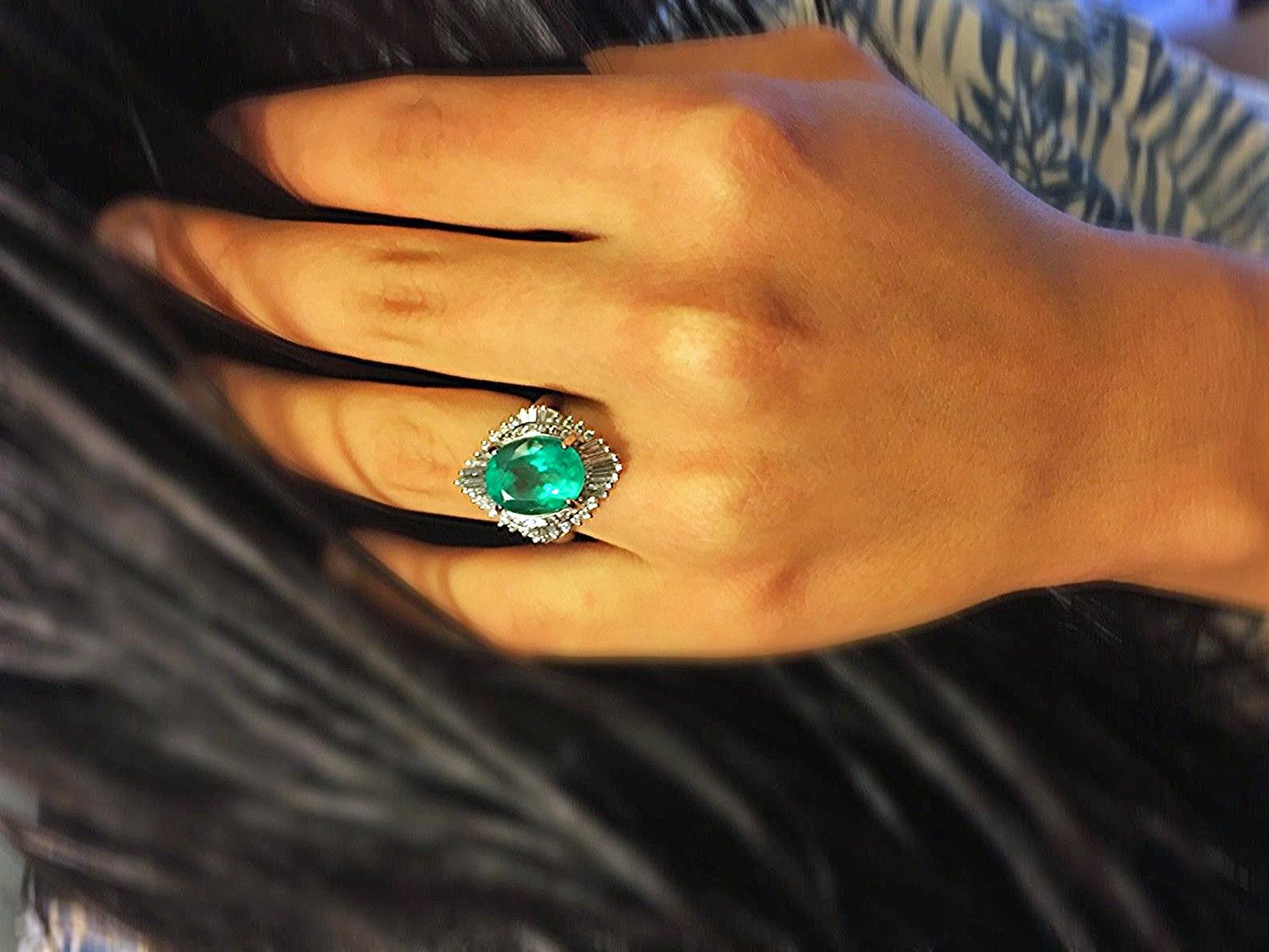Emeralds Maravellous Vintage Colombian Emerald Diamond Engagement Platinum Ring For Sale 3