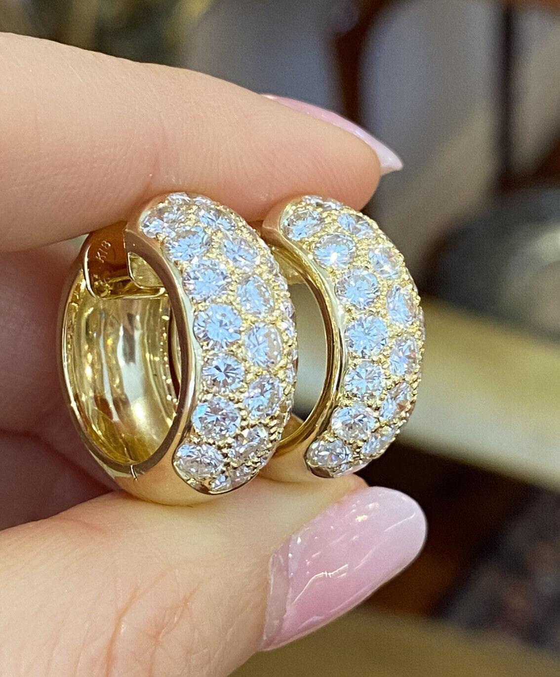 Round Cut 5.81 carat Hinged Huggie Hoop Diamond Pavé Earrings in 18k Yellow Gold For Sale