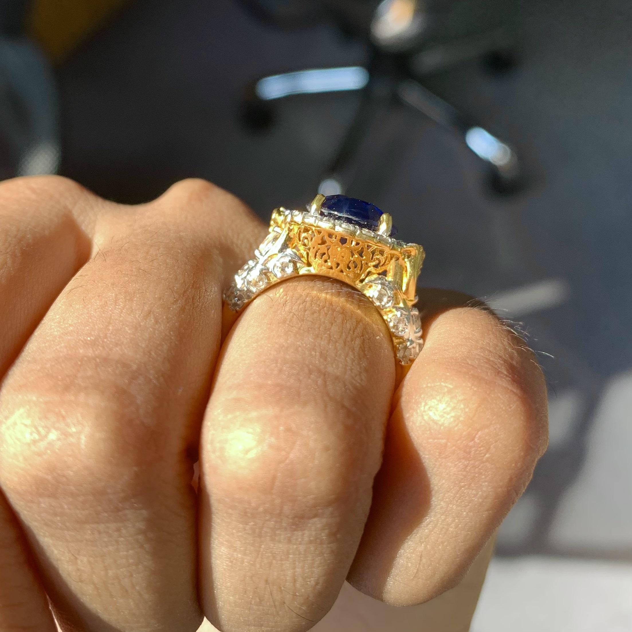 Ring aus 18 Karat Gelbgold mit 5,81 Karat königsblauem Saphir und Diamanten im Rosenschliff im Angebot 1