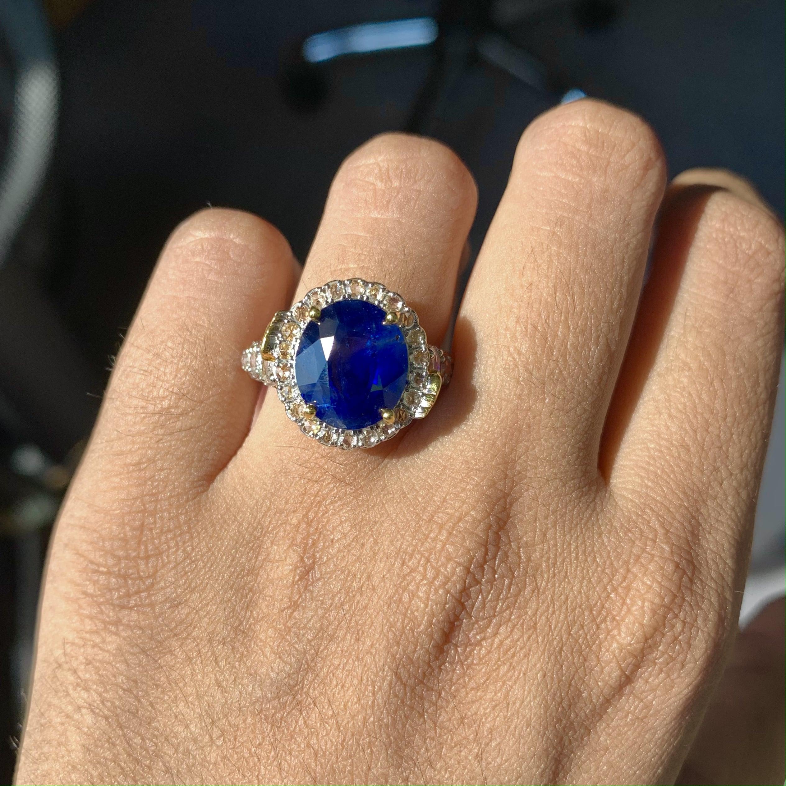 Ring aus 18 Karat Gelbgold mit 5,81 Karat königsblauem Saphir und Diamanten im Rosenschliff (Viktorianisch) im Angebot