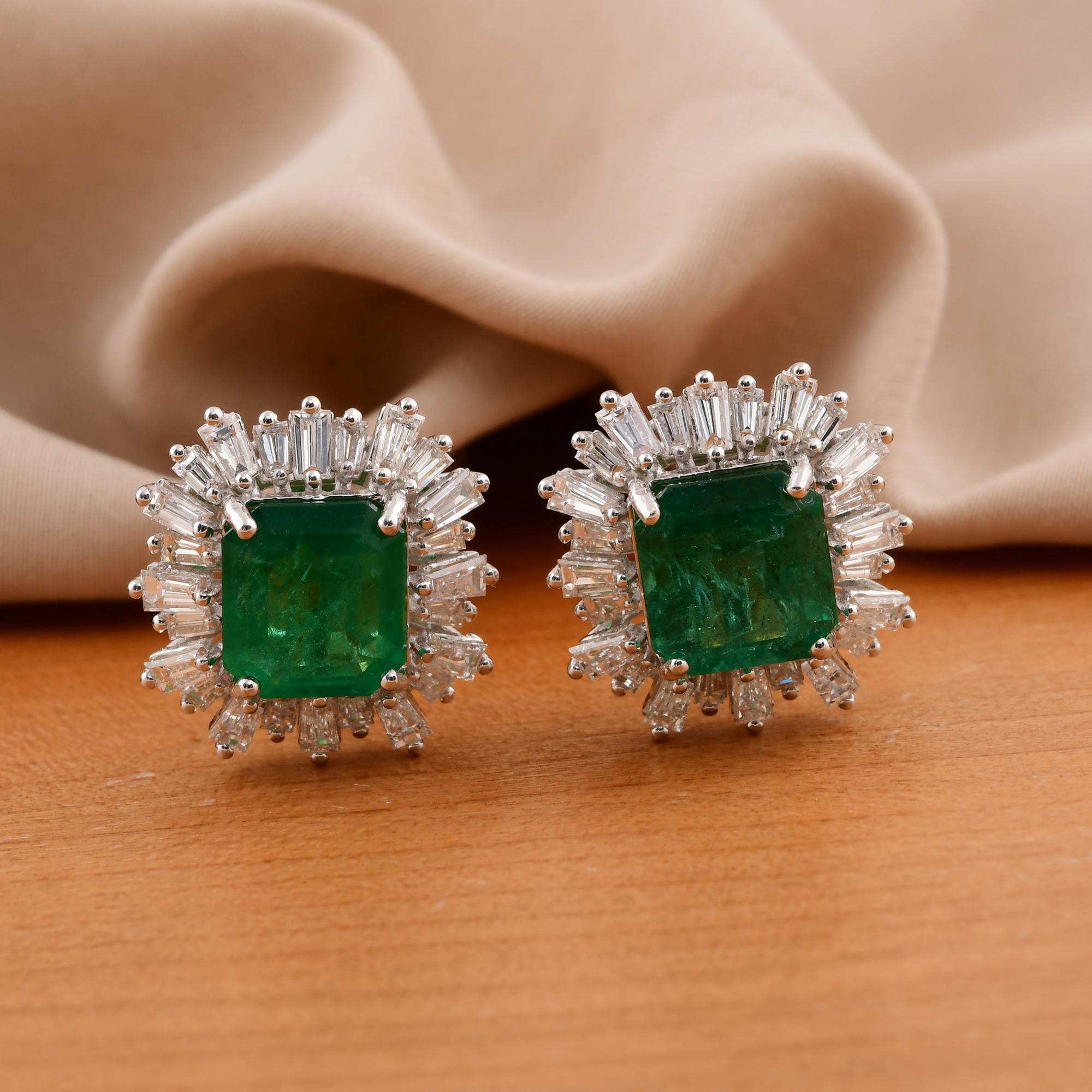 Art déco 5.81 Carat Zambian Emerald SI/HI Diamond Starburst Halo Earrings 18k White Gold en vente