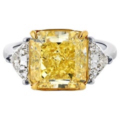 Bague de fiançailles à trois pierres en platine avec diamant jaune fantaisie taille radiant de 5.81 carats