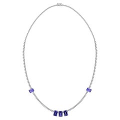 Collana “tennis” con tanzanite naturale da 5,81 ct e diamanti da 3,11 ct, in oro bianco 18 carati