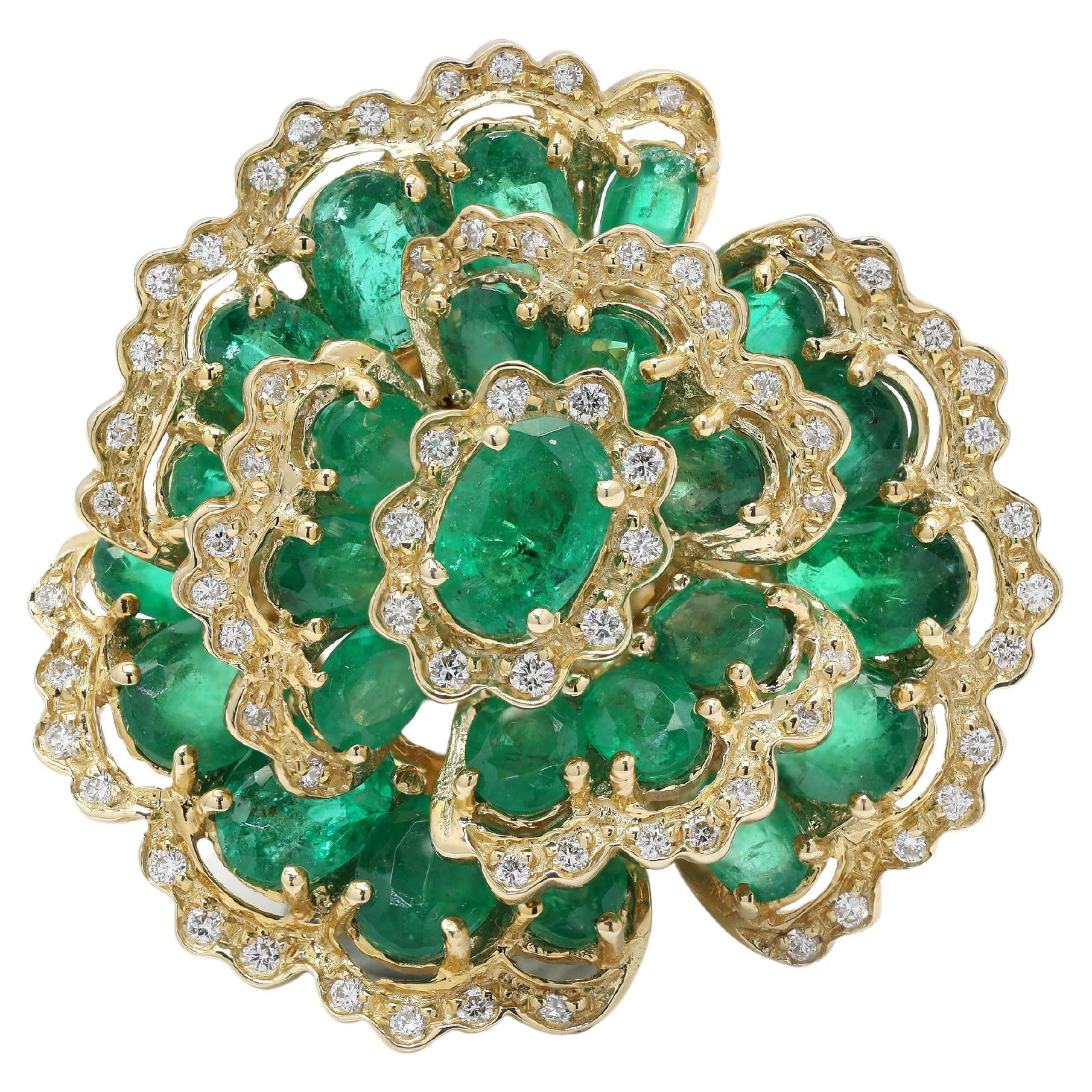 5,82 Karat Smaragd-Blumenring mit Diamanten aus 14 Karat Gelbgold