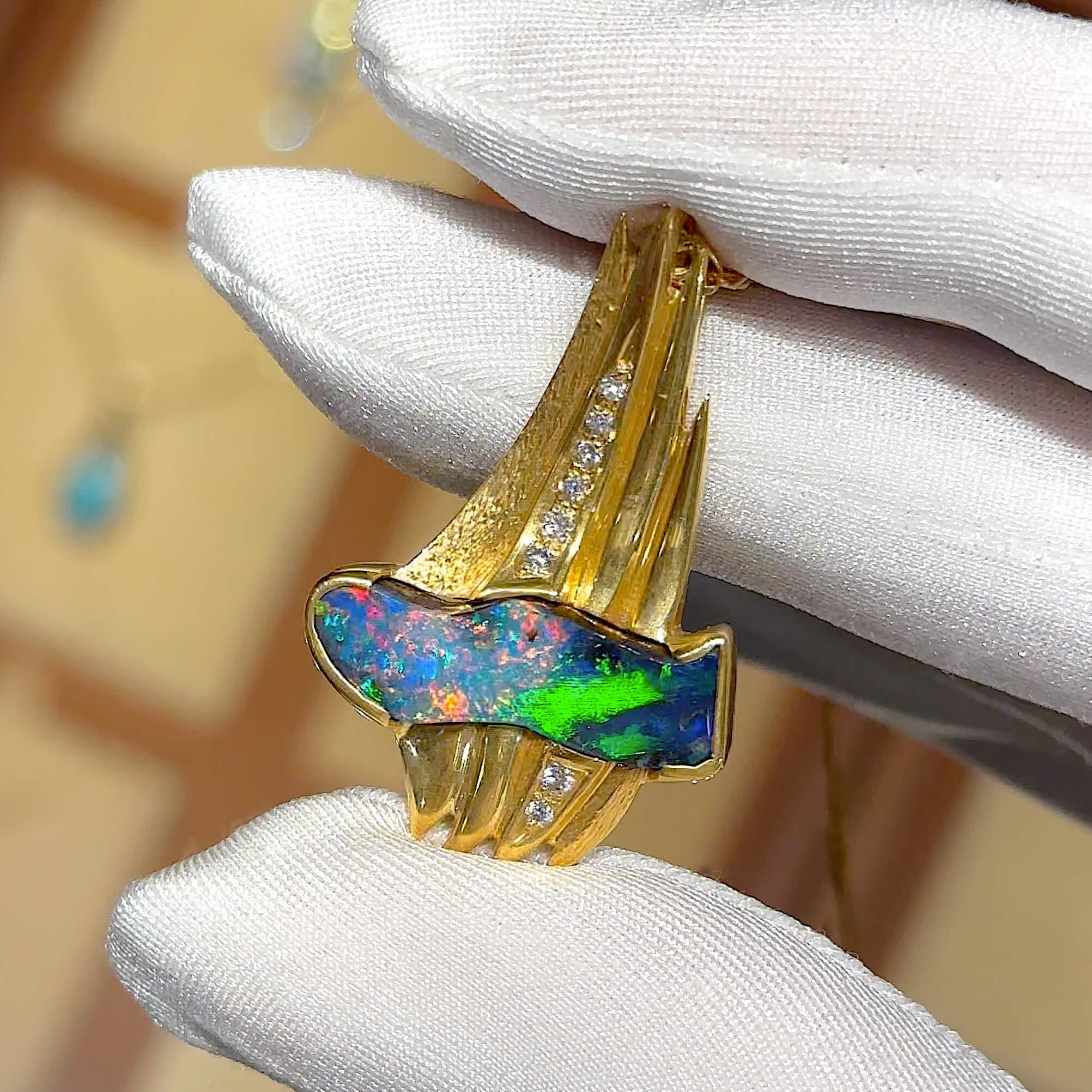 What an amazing black boulder opal we have here. Bright reds, greens and blues in this bespoke pendant setting. 18K solid gold and high jewellery grade diamonds add to the collectors status of this stunning pendant.

SPECIFICATIONS
Opal Type: Black