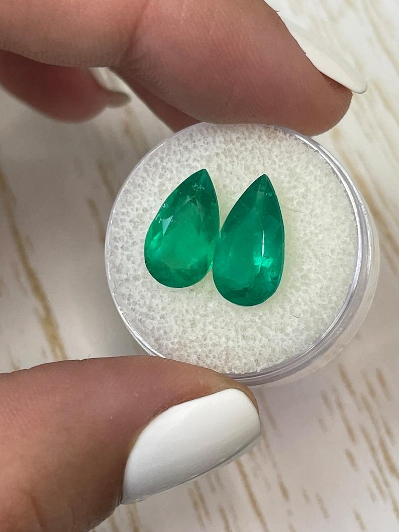 A. Stone: Smeraldo
Peso totale: 5,82-tcw
Forma: Taglio a pera
Chiarezza: Trasparente
Lucentezza: Molto buono
Colore: Verde medio intenso
Misure: 13,99mm x 7,58mm x 5,04mm // 13,06mm x 7,67mm x 5,25mm
Origine geografica: Colombia
Trattamento: