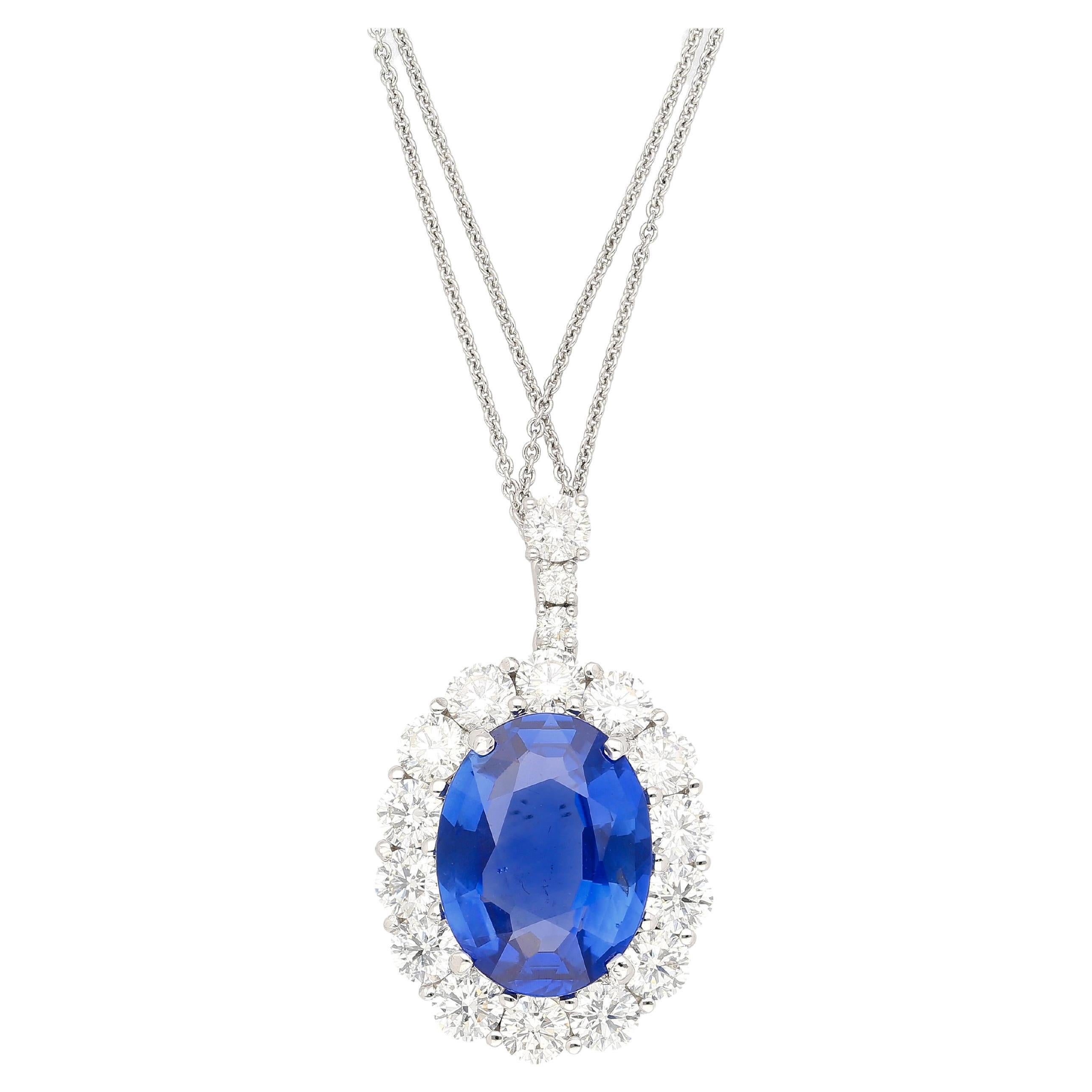 Collana in platino con zaffiro blu ovale senza calore e diamanti a raggiera da 5,83 carati