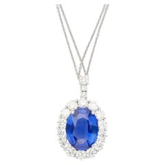 Collana in platino con zaffiro blu ovale senza calore e diamanti a raggiera da 5,83 carati